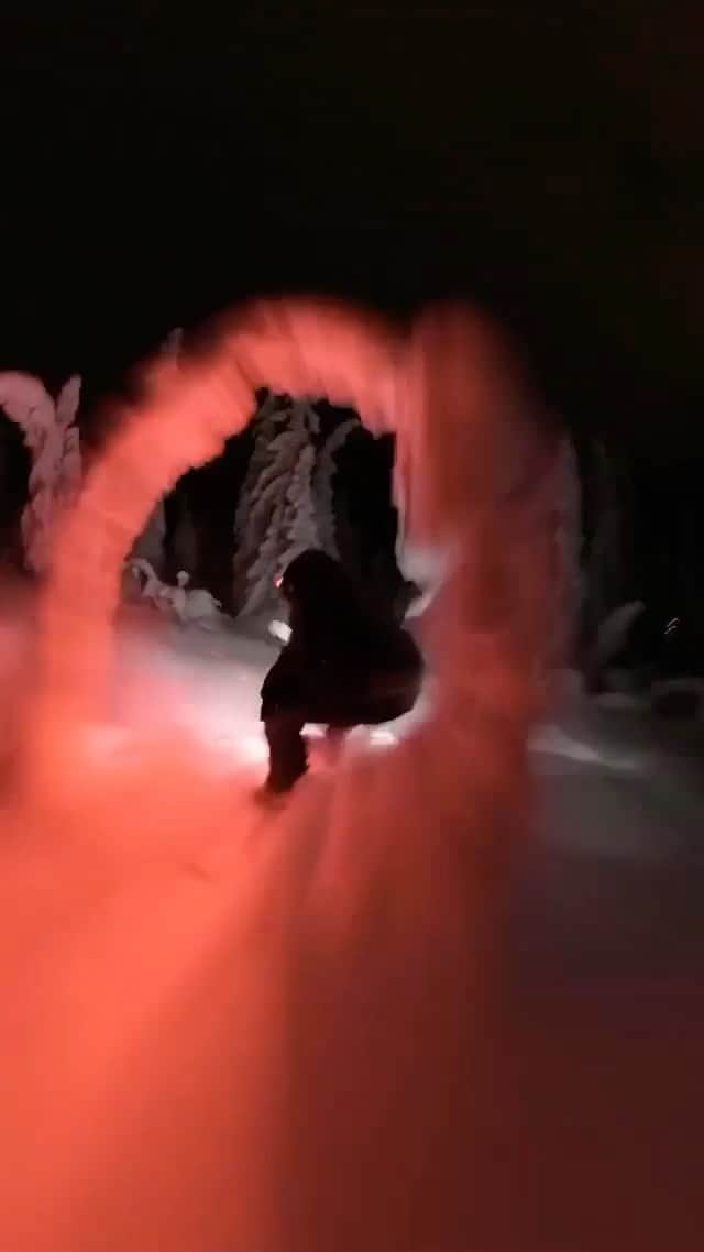 のインスタグラム：「Night-riding has never been more intense 😲 📹 @80sdisneyprince -⠀ #9GAG #reels #snowboarding #intense #extremesport #exciting」