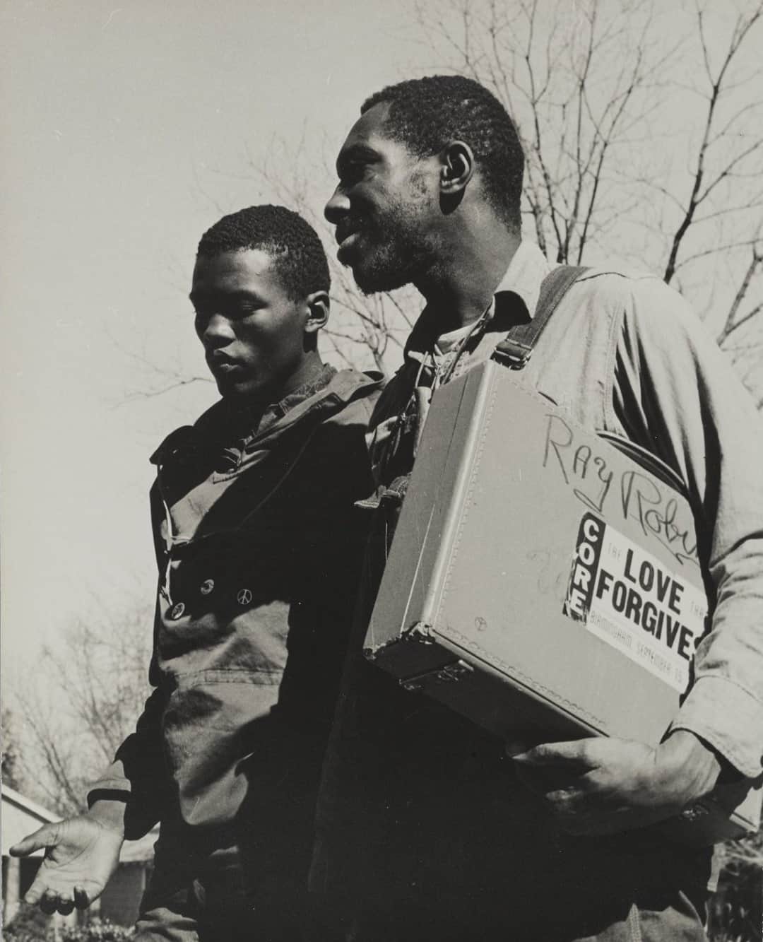 のインスタグラム：「At Brooklyn Museum we view Martin Luther King Jr. Day as "a day on, not a day off", and each year we honor both MLK Jr.’s legacy and the history of the holiday as a day of service. Photographer Consuelo Kanaga, who participated in and documented the civil rights movement, captured this image of Ray Robinson, an activist who joined the March on Washington and heard King’s famous speech. This image was used as part of our first Day of Action workshop to focus on the ways activism doesn’t always look like a protest—it can be something like an artwork, or an act of service.⁠ ⁠ How are you committing to racial justice today, this month, this year? What actions can you take in your neighborhood, your workplace, and your other spheres of influence? Not sure where to start? There is still space available for today's Day of Action—tap link in bio to register. #BKMEducation⁠ ⁠ Consuelo Kanaga (American, 1894-1978). Ray Robinson, Albany, Georgia, 1963. Gelatin silver photograph. Brooklyn Museum, Gift of Wallace B. Putnam from the Estate of Consuelo Kanaga, 82.65.400」