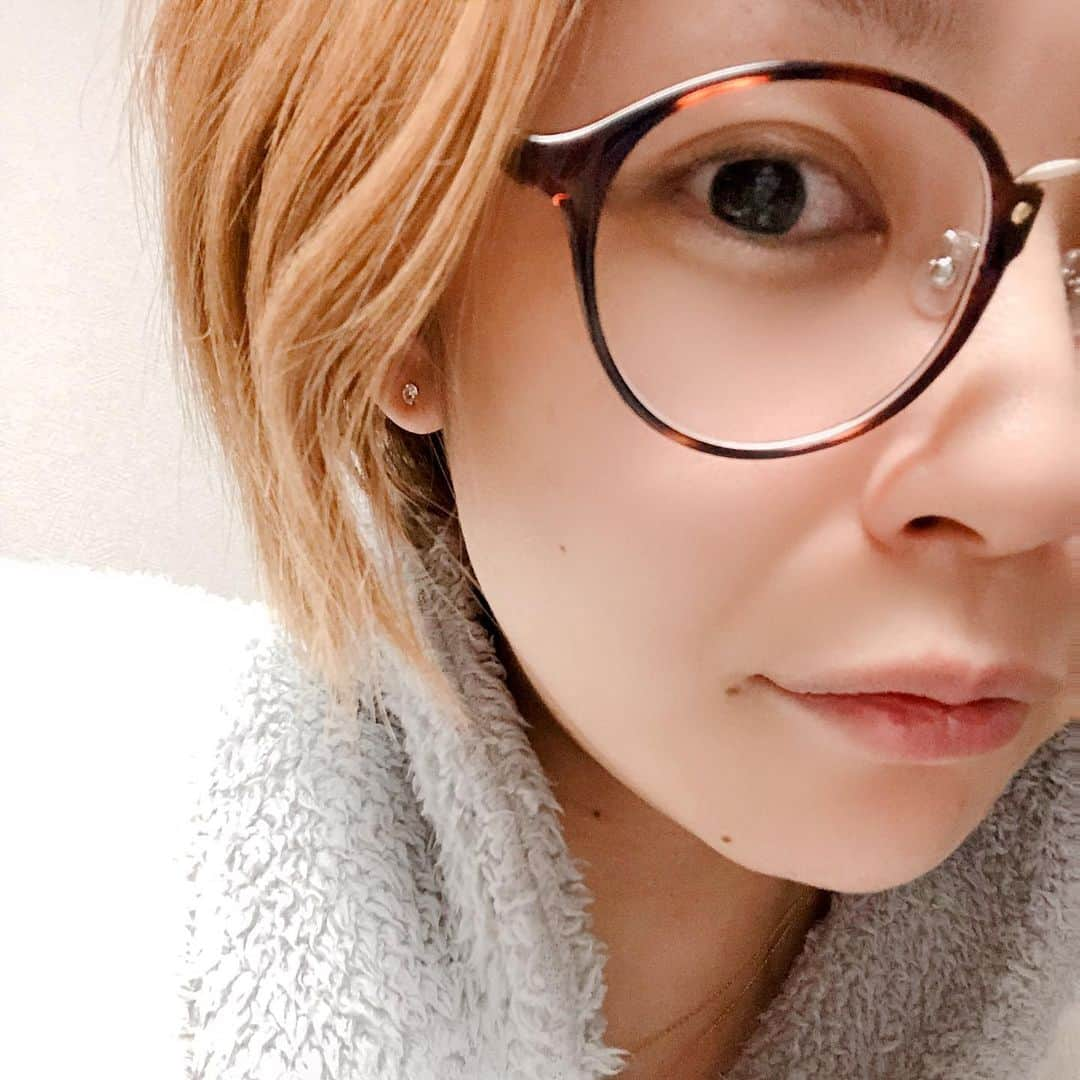 佐藤幸子のインスタグラム：「むかーしに買ったダイヤ💎のピアス してみた。 でも貧乏性だからすぐに300円のダイヤもどきのピアスに変えた  堂々と着けれる日は来ないと感じた  でも売れない手放せない  このジレンマどうしてくれよう  #ダイヤモンド #ニセダイヤ #ピアス #貧乏性 #もったいなくてつけれない #絶対なくすやつ  #肌はスノウにて自動修正済み」