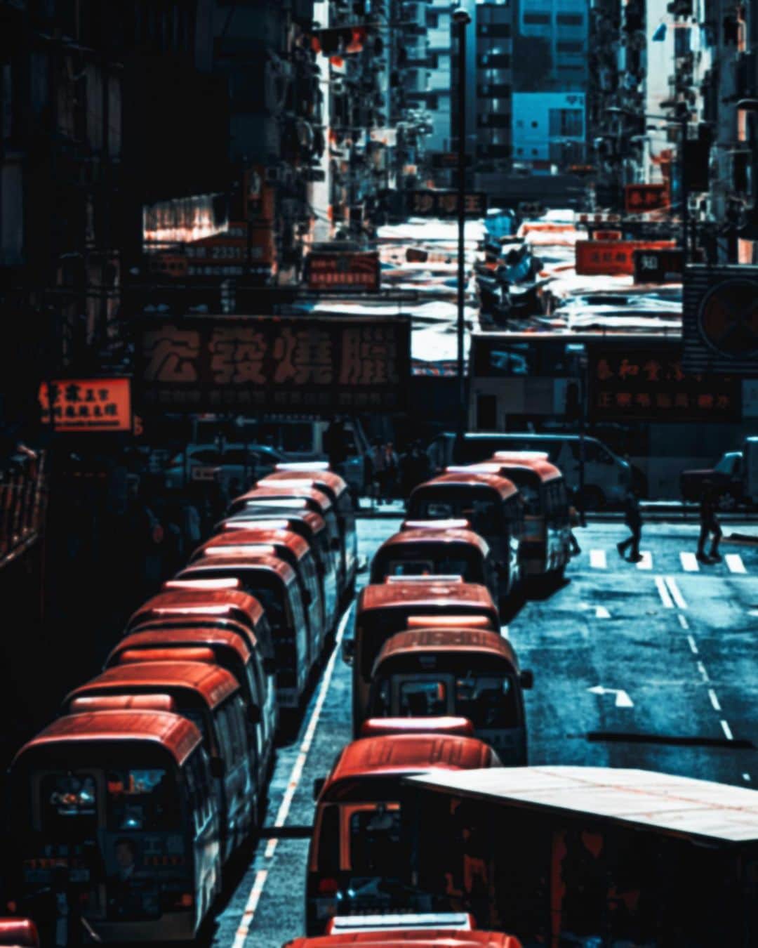 HAYAMI HANNAH ハナさん ど田舎のインスタグラム：「Red 🇭🇰 Have a nice time dear all.  Stay safe, Stay Healthy.   #hayamihannah  #DiscoverHongKong  #Picsofhk #香港 #instameethk⁠ #awesomehongkong  #hongkongphotography⁠ #unlimitedhongkong  #exploringhongkong⁠ #hongkongstreets  #hongkongnight  #hongkong  #hongkonglifestyle #hongkongstreetphotography⁠ #visualhongkong  #reframinghk  #Hongkongliving #StreetMobs #moodygrams⁠  #Adorama #Way2ill #yourshotphotographer  #localiiz  #thestreetpr0ject #TimeOutHK #capitalshooters  #DarkMobs  #ZolimaHongKong  #New_UrbanStreet #streetgrammers」