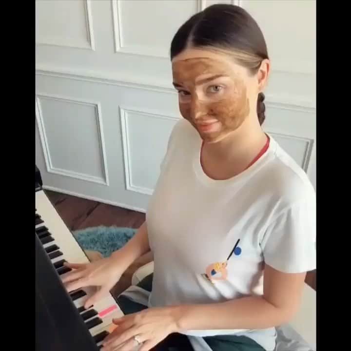セレステ・バーバーのインスタグラム：「Triple threat.  #celestechallengeaccepted  #celestebarber  #funny  #mirandakerr」