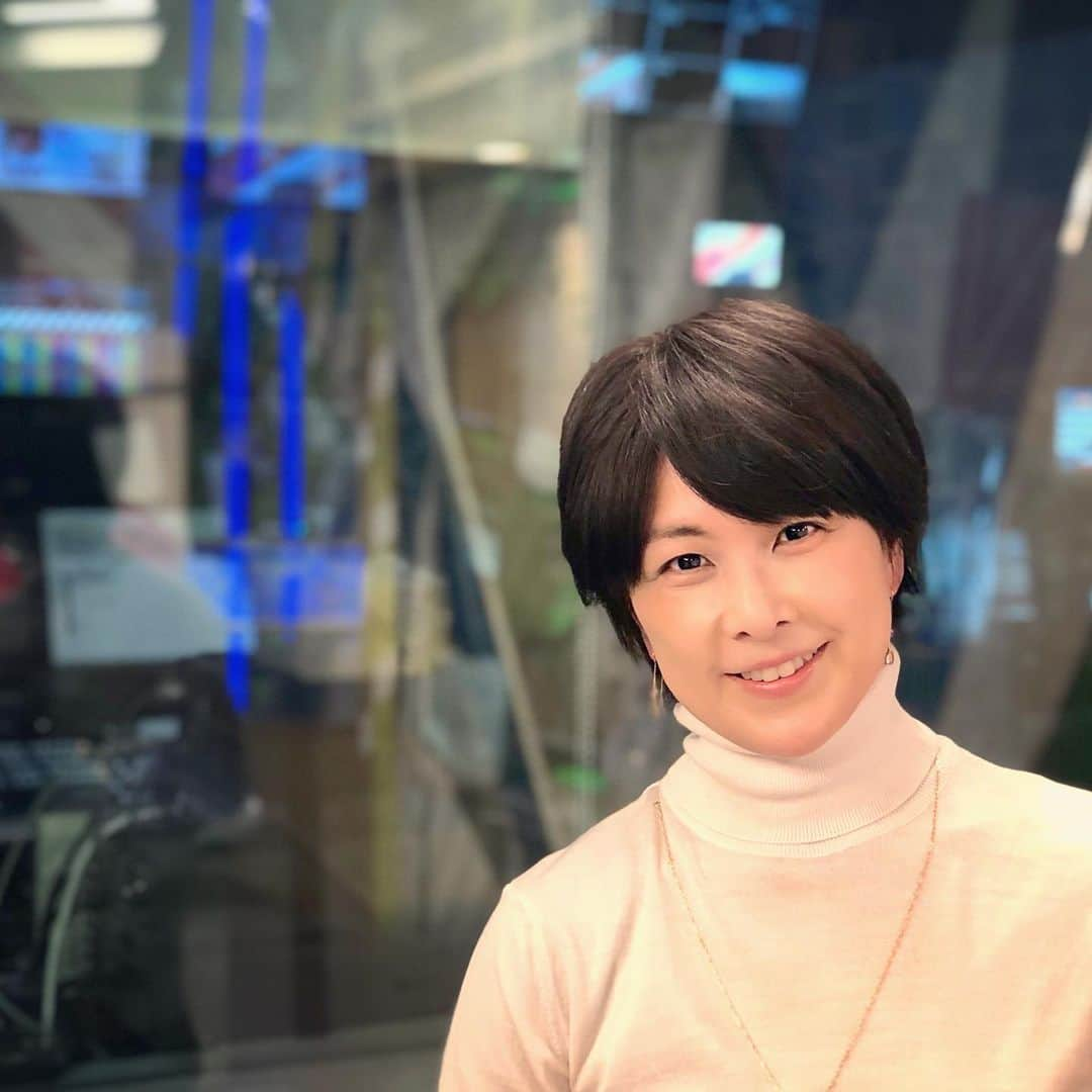 萩野志保子さんのインスタグラム写真 - (萩野志保子Instagram)「Instagramを始めてから、現場スタッフ、 それも娘でも息子でもおかしくない 若手面々、可愛いみんなが、 写真撮りましょうか😊 と気遣ってくれる。(なんだかごめんよ🙏ありがとー！) なんて清らかなスタッフ達と 仕事させてもらっているのだろうか。 息子もこんなふうに デキル成長してほしいなー なんて😆  コロナ禍で、 もちろん本番中のみマスクを外すわけですが、 この限られた分単位タイムでのコミュニケーションに、 潤いをもらっているのは わたしだ。なー  お返ししあいたい日々！  #BS朝日 #ニュースアクセス #スタッフ #bsasahi  #news  #newsaccess  #announcer  #announcement  #anker #japanesetv  #broadcasting  #tvasahi   #テレビ朝日 #アナウンサー  #萩野志保子」1月18日 21時58分 - shihoko_hagino