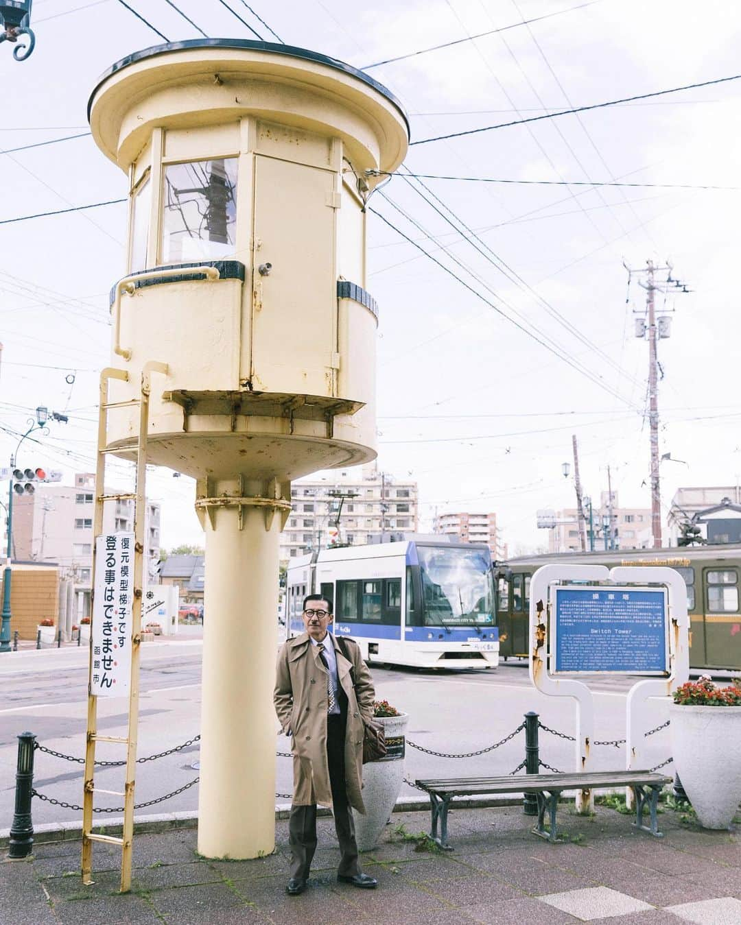 岩井ジョニ男さんのインスタグラム写真 - (岩井ジョニ男Instagram)「操車塔の下で待ってるから  令和3年1月のジョニスタグラムは銀世界前夜の「函館」からお届けします。異国情緒とレトロが息づく本当に美しい街でした。 #岩井ジョニ男 #ジョニ男 #ジョニスタグラム #jonistagram #イワイガワ #浅井企画 #サラリーマン #whitecollarwork #ninetofiver #東京 #tokyo #函館 #函館旅行  #びゅうたび #待ち合わせ #マイッチングアプリ　　 #ペアーズ #フェイブックス #ツィッターズ #オイルショック #岩井眼鏡店 #km01 #vintage_gentry  #ビンテージオーダースーツジェントリー  #instagram  #instagood  #model #cool #cooljapan」1月18日 21時58分 - iwaigawa_jonio_iwai