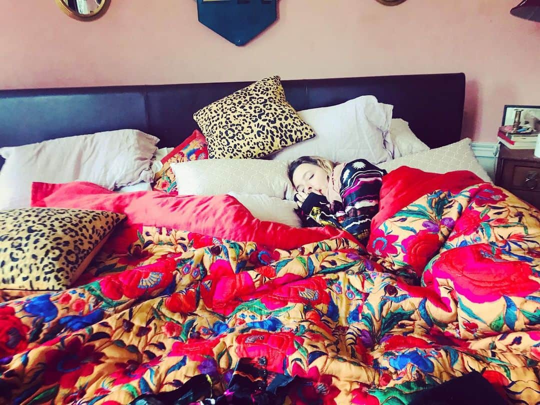 のインスタグラム：「Sneaky lunch time sleeps much needed .... #quilts x  ( today is apparently the most depressing day of the year ... blue Monday ? )」