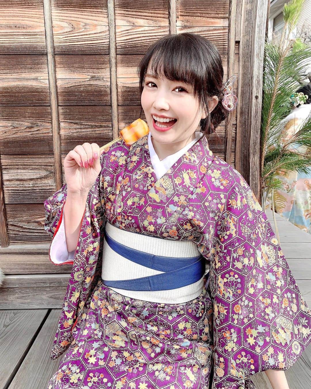 のインスタグラム：「👘🍡👘🍡﻿ ﻿ 先日の川越ロケ撮影での着物は、﻿ 紫色を選びました💜﻿ ﻿ めっちゃ迷った！🤣💦﻿ パーソナルカラー診断の時に﻿ 特に似合う色って教えていただいた﻿ ロイヤルブルーやビビッドピンク、﻿ トゥルーレッドの着物はなかなかないから（笑）﻿ 黒も着てみたかったんだけど、﻿ 撮影で黒は写真的になぁ…って思ったので、﻿ ブライトカラーをってことで﻿ 紫にしてみた💜💜👘﻿ ﻿ 撮影データちょこちょこ投稿していきまーす💕﻿ これはオフショット🍡 ﻿ ﻿ #着物#和装#和服#和装モデル#川越グルメ#着物撮影#川越#小江戸川越#小江戸#kimono」