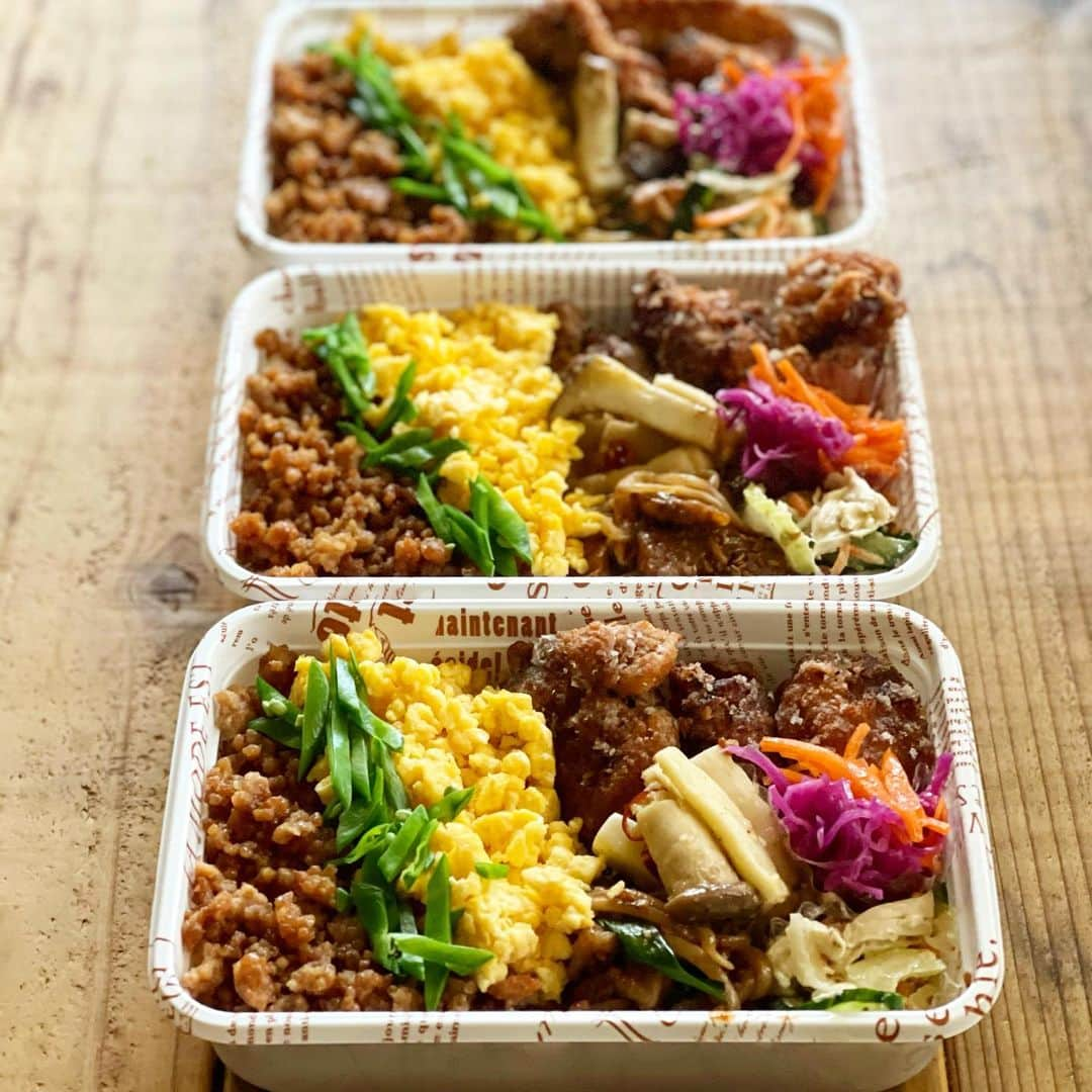 Atsukoさんのインスタグラム写真 - (AtsukoInstagram)「今日のお弁当  3色ごはん 唐揚げ 厚揚げもやし豚ニラ炒め ささみと野菜の柚子胡椒サラダ ラペ エリンギチーズペペロン  娘の友達の分と合わせて4人分。 メインは3色ごはん。 喜んでもらえたようでなにより❤ 容器はセリアの。 レンチンもできるやつです😋👌  #おうちごはん#onthetable#暮らし#あつ子弁当#あつ子めし#朝時間#お弁当#昼食#lunch#lunchbox#kurashiru#LIN_stagrammer#kaumo#delistagrammer#デリスタグラマー#IGersJP#フーディテーブル#マカロニメイト#macaroniブランドアンバサダー#おうちカフェ#おうち和ごはん#クラシル#f52grams#ellegourumet#おうちごはん革命#あたらたのしい食卓」1月18日 21時59分 - sakuracafe001