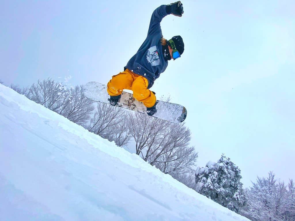 $oichiroのインスタグラム：「やっと冬っぽい写真載せれた んで腰が逝った♥️🥴照 . #逝った #写真だけ一丁前 #できる奴風 w #スノボ仲間募集中 #一緒に逝きましょ  . 📸 @revo0126 .  #snowboarding #snowboard #winter #instaphoto #volcom #burton #spy #yuzawa #goodlife #niigata #🏂」