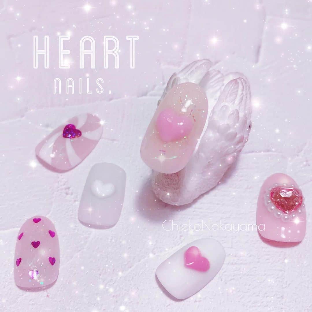 のインスタグラム：「ぷっくりハートの作り方とバランスの取り方♡⠀ ⠀ #youtube にもUPしました☺️✨⠀ ・インスタライブ使用商材は、画像をスライドしてチェックもしてね！  PREGEL ビジュージェル 筆 RB10/0 カラージェル  Muse M578  Betty gel クリスタルトップ シャイニングトップ マルチコントロールクリア c1011 こもも  PREXY グリッター Unicorn Island、Fortune of Dreams⠀ ⠀  PREGEL・Betty gel・きまぐれキャット・PREANFA・PREXY商品は、ネイリストの方は↓ ⠀ プリモール @nail_premall ⠀ http://gelnailshop.com/ ⠀ ⠀ キャンディポケット @candypocket_official ⠀ http://www.beautysupport.jp/sm/script_main/shoptop.php ⠀ ⠀ セルフの方は↓ ⠀ ジョイアート @joyartofficial ⠀ http://joyart.biz/ ⠀ ⠀ にて購入頂けます☺️⠀⠀  ⠀ @pregelofficial @bettygel_official @prexyofficial ⠀ #nail #nails #nailart #ネイル #美甲 #ネイルアート  #japanesenailart #manucure #japanesenails #manicurist #gelnails #أظافر #네일아트 #미용 #vẽmóng #valentinenails #バレンタインネイル #バレンタイン #heart #ハートネイル   ⠀」