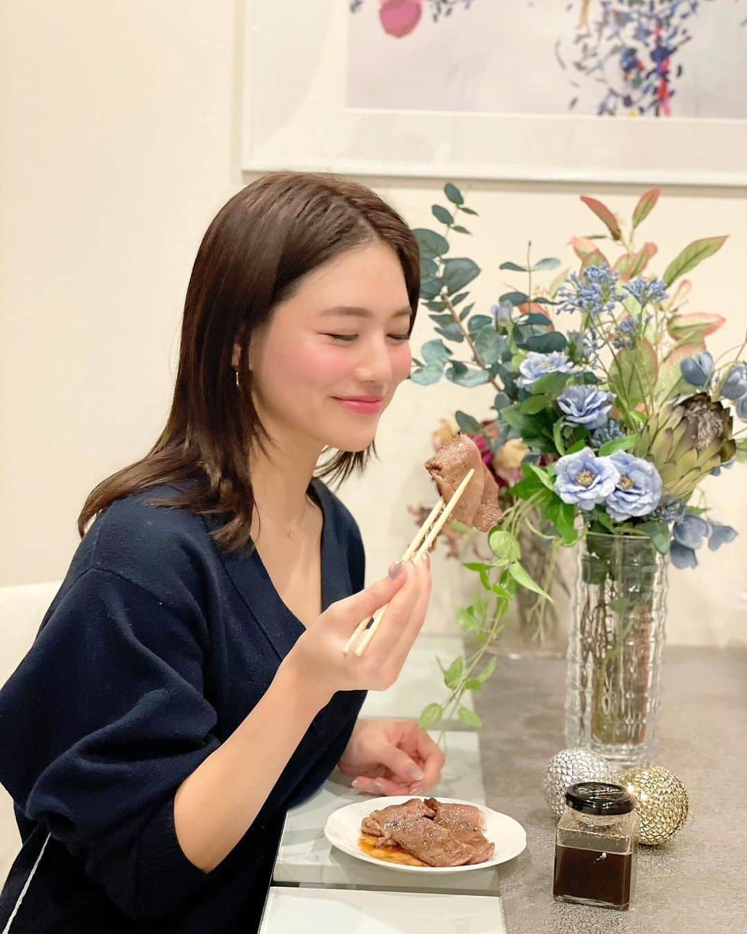 石井里奈さんのインスタグラム写真 - (石井里奈Instagram)「こんばんは❤️✨ 今夜は里奈ログ😋✨ 夜ご飯は簡単おうち焼肉🥓💕 . おうちでご飯食べることが増えたので、私がが育った埼玉県発の"日常をちょこっと贅沢な気分にしてくれる"通販サイト『SAITAMA BRAND SELECT』で美味しい焼肉のタレを💕✨ @saitamabrandselect  . 【Eccola】秩父ルージュとブドウの搾りかすを使った焼肉のタレ✨ 早速使って食べてみたんだけど、お店で食べるような味をおうちで楽しめて最高💕 . このタレは秩父のワイナリー併設レストランのシェフが開発したらしい👏 . 今なら送料無料(先着300名)と、物品購入＆公式Instagramをフォローで、抽選により県内施設宿泊券等をプレゼント(２月７日迄)だそうです💗 . ふるさと納税で頼んだお肉が届いたらまた食べて楽しもっと💕 . 今日もお疲れ様でした🥰 . #りなまるグルメ #おうち時間 #おうちごはん #おうちごはんlover #焼肉 #yakiniku #おうち焼肉 #bbq #バべーキュー #味変 #埼玉県 #saitama #pr #埼玉 #ちょこっと贅沢気分 #送料無料キャンペーン #秩父 #焼肉たれ #saitamabrandselect #赤身肉におすすめ #通販グルメ #お肉 #お肉好き #肉食女子 #ふるさと納税 #肉 #焼肉好き #おうち居酒屋 #おうちごはん部 #おうちごはん通信」1月18日 20時28分 - ri7tin1025