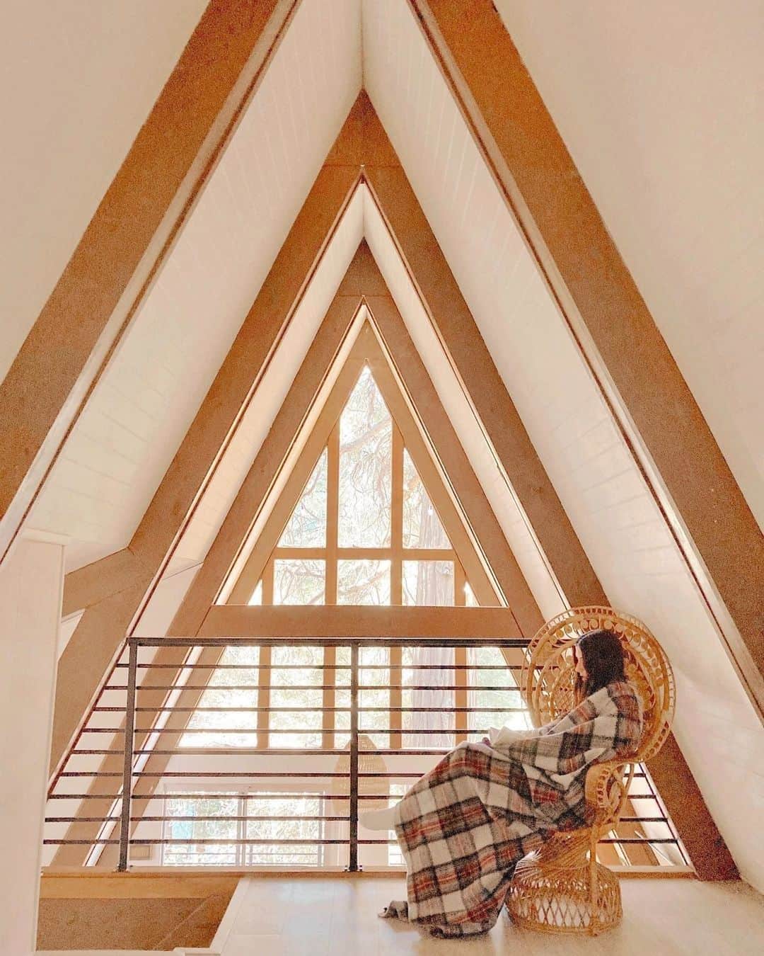 Airbnbのインスタグラム：「When your cabin is in a place called Skyforest—just off the Rim of the World Scenic Byway—the interior can hardly be expected to compete with the nonstop spectacle outside. But Superhosts Brittney and Jeff make sure it does, with three stories of elegant lines and cozy touches. Hit the slopes of nearby Snow Valley or just stay inside and ponder all the angles.   Click link in bio to update your wishlist.  Photo: @bethcronk」