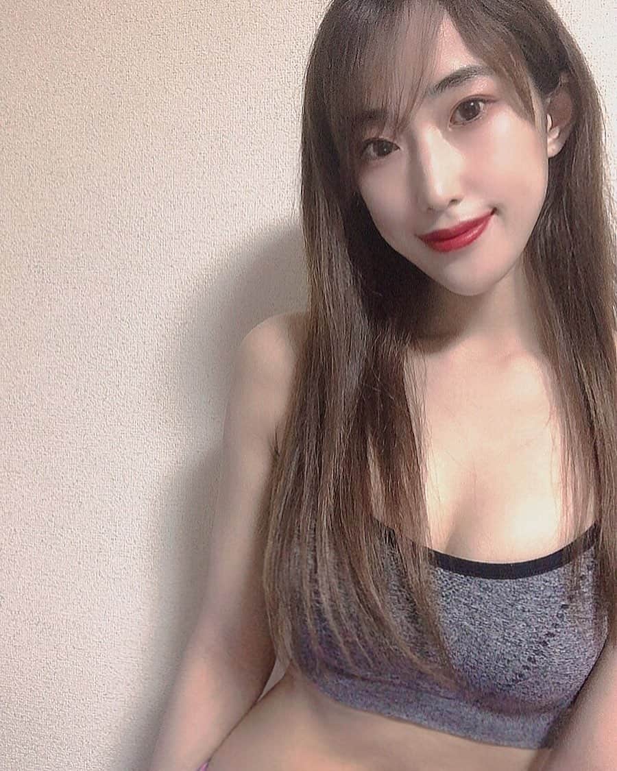 近藤夏奈のインスタグラム：「﻿ ﻿ ﻿ お風呂入る前にヨガ🧘‍♀️🏠﻿ 小さい時、母がやってたのを見てたから﻿ なんとなくできる🤗💗笑﻿ ﻿ ﻿ あったかくなったらまた泳ぎ始めようかな〜🏊‍♀️﻿ 毎日、少しでも体動かすだけでスッキリする🌿﻿ .﻿ .﻿ ﻿ ﻿ ﻿ ﻿ ﻿ ﻿ ﻿ ﻿ ﻿」