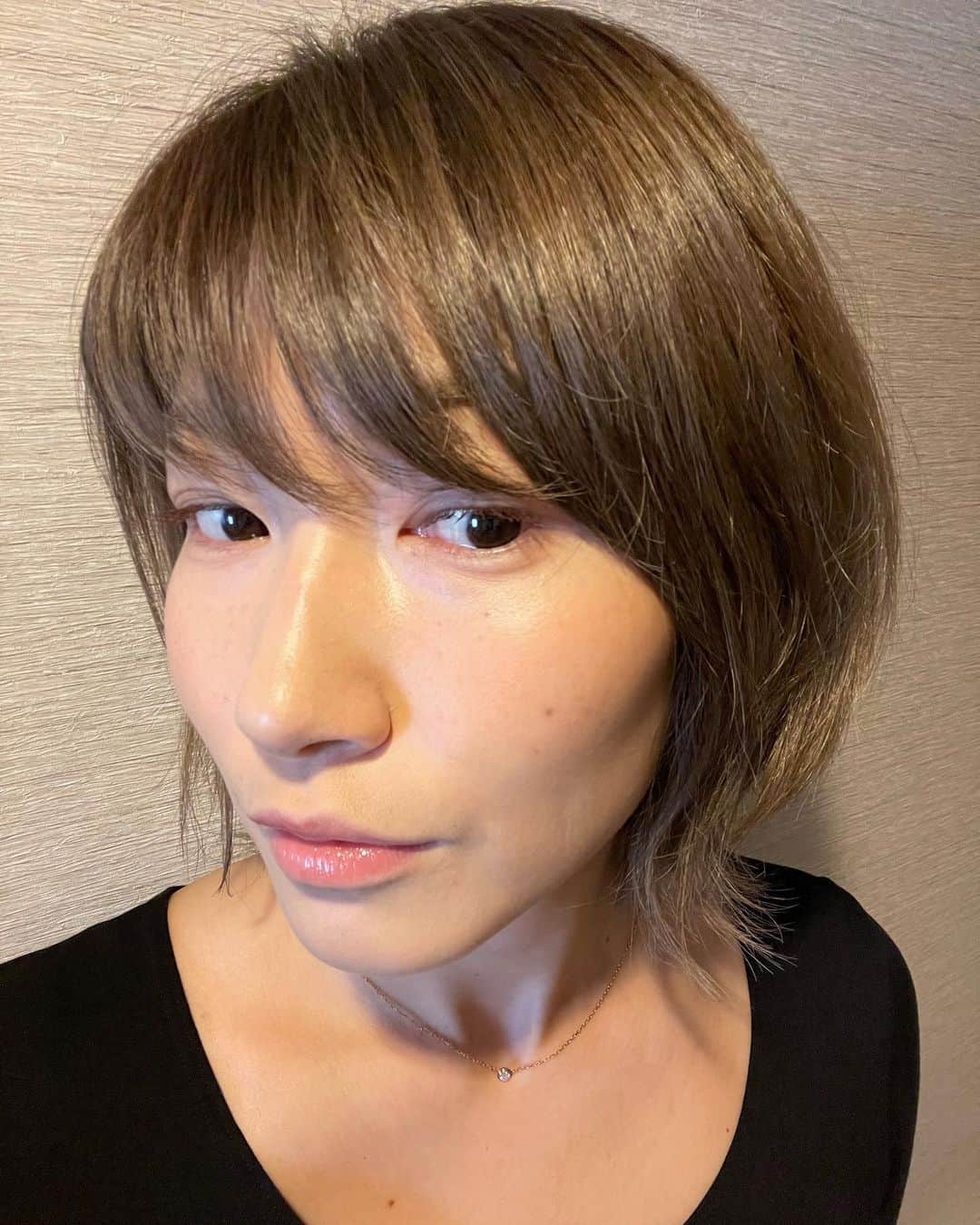 狩野舞子さんのインスタグラム写真 - (狩野舞子Instagram)「・ ダーマペンから10日✋✋ 化粧ノリが良すぎてビックリしてます🥺！！ ・ 赤みは完全になくなって、肌ツヤが格段にup🌈 おでこにあった謎のプツプツとか時間が経っても消えなかった ニキビ痕がなくなりました😮 ・ 化粧ノリがいいとめちゃくちゃテンション上がりますよね…💋 スキンケアとメイクの時間が楽しくて仕方ない新年でした🥺🎍✨ ・ #tokyohillsclinic  #東京ヒルズクリニック #ダーマペン ・ #vocest!」1月18日 20時30分 - kanochan715