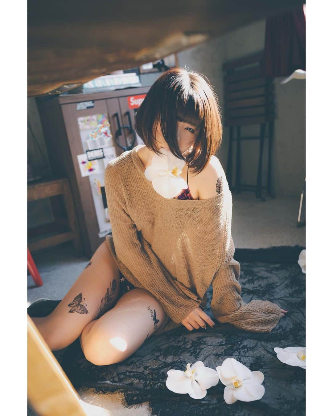 白波瀬ミキティ。のインスタグラム：「胡蝶蘭 . . . . #tatoogirl  #タトゥーシール  #グラビア #sexypeople  #japangirl  #as_archive #art_of_japan_ #jp_mood #pt_life #pasha_magazine #photography  #portraitphotography #streetphotography #edscvr_moodjapantrip #visualsoflife #impressio_shots #good_portraits_worldxploretocrate #shootermag #pursuitofportraits #ootd #dscvr_mood #jp_portrait部 #東京カメラ部 #igersjp #ポートレート #被写体 #お洒落さんと繋がりたい #model #ポートレートモデル #写真好きな人と繋がりたい」