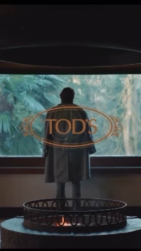 のインスタグラム：「Creative Director Walter Chiapponi furthers his reinterpretation of the classics, exploring the @tods FW21 lifestyle in contact with nature. Tailoring is seen through a relaxed lens. The artisanal nature of the product is the highest expression of style. Warm, earthy tones are used on tweeds, wools and sturdy cottons that reference a natural camouflage with the landscape. T for time: an expansion of possibilities, in life and style.  Bravo 👏 🧡」