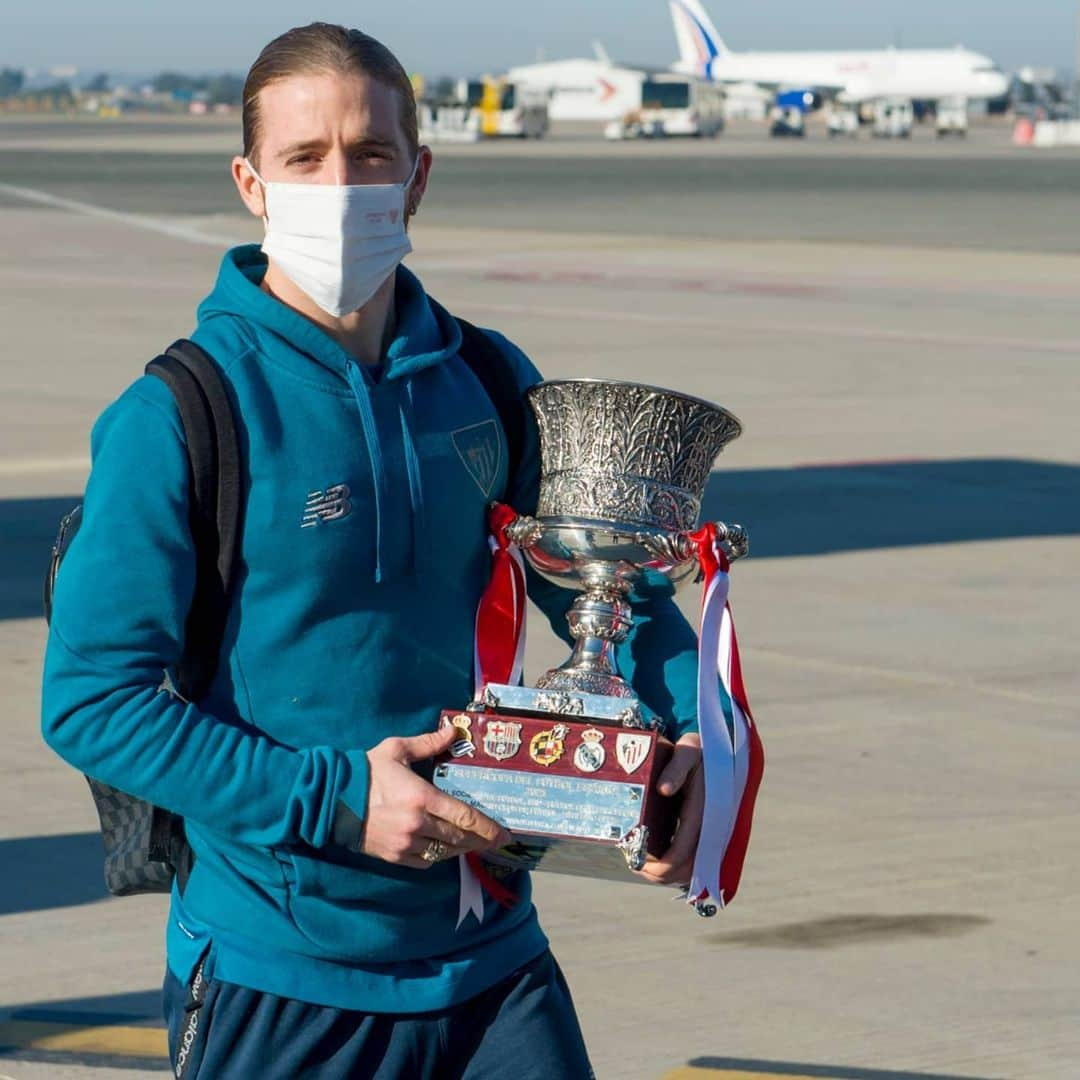 アスレティック・ビルバオさんのインスタグラム写真 - (アスレティック・ビルバオInstagram)「✈️ La #Supercopa vuela a casa 🏆  𝗦𝗨𝗣𝗘𝗥𝗧𝗫𝗔𝗣𝗘𝗟𝗗𝗨𝗡𝗔𝗞 🔴⚪  #DenonAmetsa 💭 #BiziAmetsa   #AthleticClub 🦁」1月18日 20時41分 - athleticclub