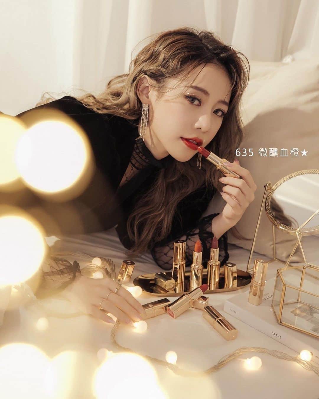 のインスタグラム：「又來介紹開架新寶貝嚕～～開架超美的唇膏 #小妖金✨✨ 巴黎萊雅極緻純色訂製唇膏，金色鏡面管身 x LOREAL PARIS刻字 整個質感爆棚 拿出來補妝很有氣勢！不說還以為是專櫃唇膏欸 這系列唇膏有添加護唇精華 我發現它有個很神奇的地方，就是唇膏體全新未使用的時候看起來是霧面的，但一擦上唇後唇膏體的保濕精華會冒出來變水水的，越擦唇越保濕！真的很滑順好擦，會不自覺的想一直塗口紅🤣 它其實輕輕一塗就很顯色了，顏色是霧面中帶點水潤的絲緞般的光澤感，我真心超愛！ 裡面添加75%高奢護唇精華和摩洛哥堅果油，完全不顯唇紋噢  全系列共八色 都是適合亞洲人的玫瑰色系 而且價格也是甜甜的！ 我推薦幾個買了不後悔的必收色號讓大家參考  首先是強勢回歸的 #618泰奶歐蕾 #619楓糖南瓜  這兩個色都不挑色！很顯氣色  這兩色必收 （我現在日常都帶618出門，真的超級無敵好看又百搭，影片也有示範這色）   喜歡清純氣質的人可以選 #161親吻豆沙  帶點粉嫩的豆沙色，是約會首選款！薄擦跟厚擦感覺蠻不一樣的歡迎打包這支回家試試  膚色偏白的女孩可以選 #635微醺血橙  想要好氣色的話簡單薄擦就行 如果有要去party真的不用客氣  直接厚擦霸氣全開氣勢💯！  我也很喜歡 #156肉桂摩卡 帶點微微棕調，很適合現在冷冷的冬天！  開架的價格竟然可以買到專櫃感的唇膏 連我彩妝師都愛上🧏🏻‍♀️大家快去開架試色帶走吧  ✨抽獎時間 在下面留言告訴我你最喜歡小妖金哪個色號 我會送出#618 #619 各一位(不挑色唷) 抽獎名單恭喜 @pot_macaroni_keke @coco__1222 #小妖金 #極緻純色訂製唇膏 #開架唇膏王」