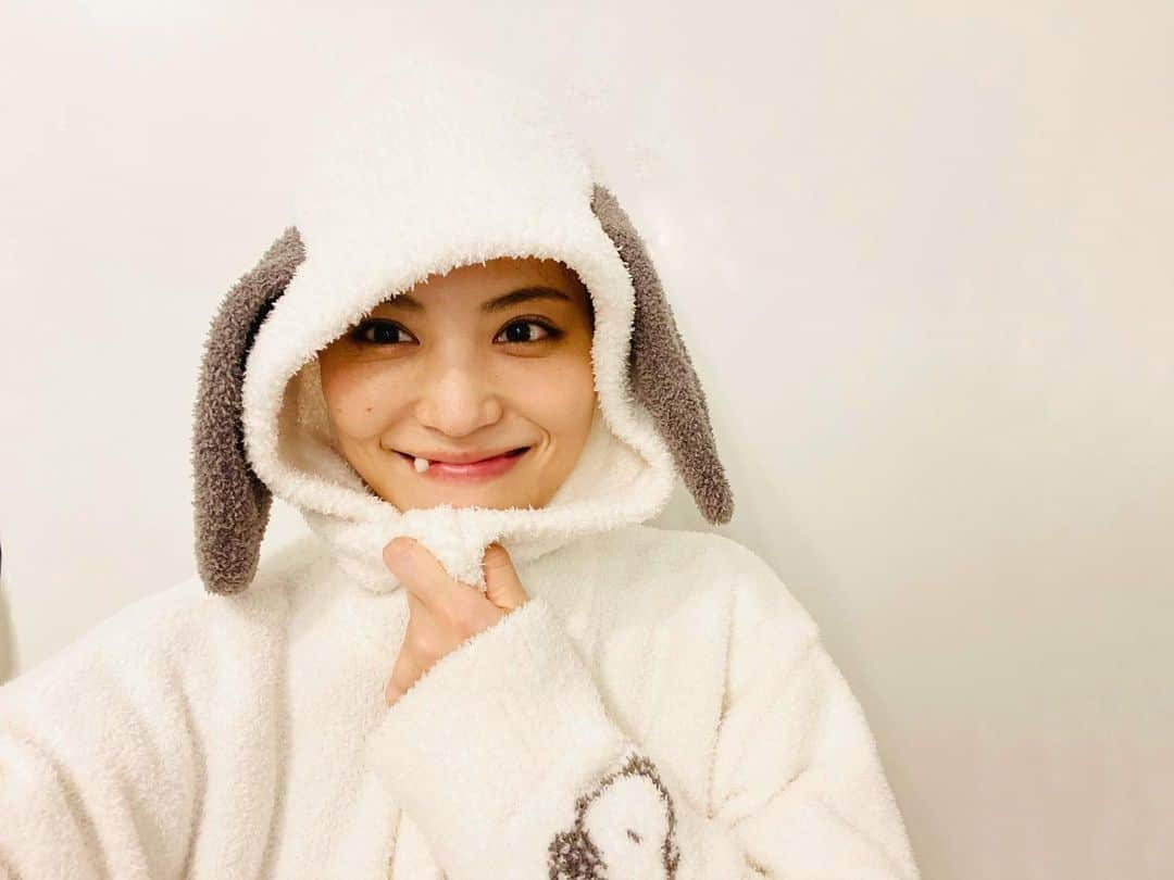 田野アサミさんのインスタグラム写真 - (田野アサミInstagram)「🌞. 皆さんのお手紙きちんと届いています💌﻿ 年賀状も届いてます🗻 皆さんの日々の気持ち、私への健康を願う言葉やLIVEの感想、私の活動への感想や願い、﻿ 2021年の祈り、そして今年の抱負....🐮などなど 　 本当にありがとうございます。 皆の沢山の想いに胸が熱くなりました。﻿ どうかどうか皆さんもご自愛下さいね✨🤍🤲🏻 #田野アサミ#asamitano﻿#プレゼントもありがとう（時間を空けて対策した上で受け取りとさせて頂いています♡届いてるよ！） 皆からの年賀状のお年玉番号しっかり確認させてもらいました！😂🙏 当たったかどうかは....さておき🙄笑 #アサヌーピー#お手紙っていいよね ↑↑たまにはね。こういのもね🐶💛笑」1月18日 20時37分 - tano_asami