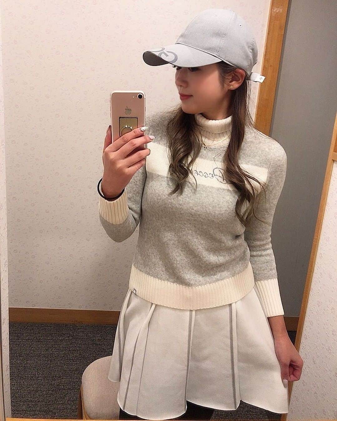 ISHIIYUKIKOさんのインスタグラム写真 - (ISHIIYUKIKOInstagram)「グレー×ホワイトコーデ♡♡  帽子もニットもスカートもデサント @descentegolf だよん💓  かわええ😍  #ゴルフ #ゴルフ女子 #golf #golfgirls  #골프 #골프스타그램  #高尔夫 #golfswing #デサント #デサントゴルフ」1月18日 20時37分 - ishii_yukiko