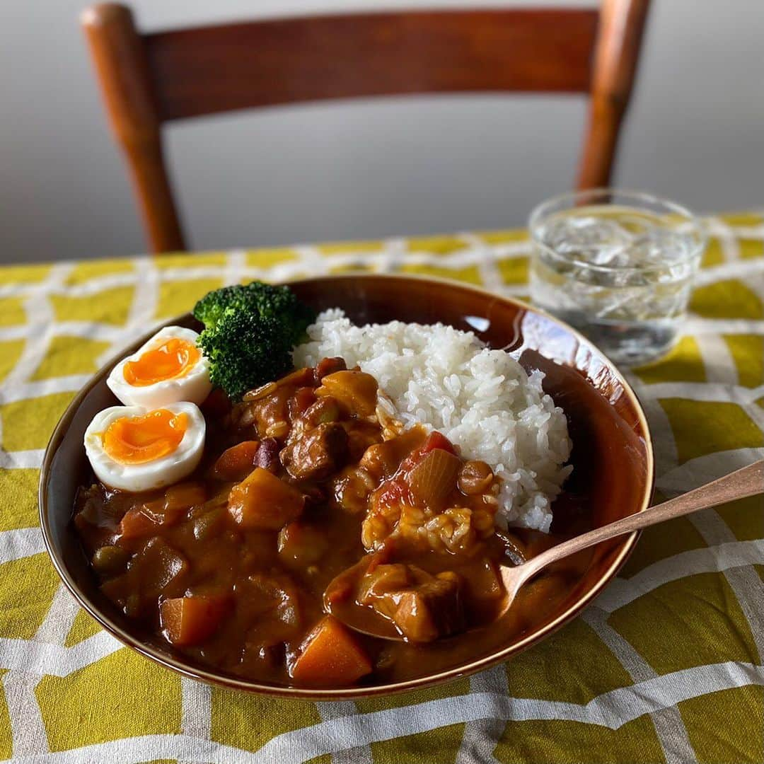 212 KITCHEN STOREさんのインスタグラム写真 - (212 KITCHEN STOREInstagram)「【Curry】﻿ カレーを作ろう!!﻿ ━━━━━━━━━━﻿ お正月が終わり、仕事もはじまり日常が 戻って来ましたね。﻿ この時期なぜか無性にカレーを食べたくなる人も 多いのでは！？﻿ ﻿ そんな方に212Kがおすすめするお鍋や食器を ご紹介します！﻿ ﻿ “クラッセシリーズ”﻿ ﻿ 212Kで人気のフライパン「クラッセ」に 鍋シリーズが新登場！﻿ 内外面は傷つきにくいセラミック加工で、 汚れを落としやすく、﻿臭いも移りにくいので、 カレー作りにも最適です！﻿ ﻿ なめらかなコーティングでこびり付きにくく、﻿ 金属ヘラによる耐摩耗試験2 0 0 万回クリアの﻿ 耐久性に優れたクラッセシリーズ。﻿ 本体ハンドルは握り心地の良いシリコーン塗装と なっています。﻿ 優しい色合いでキッチンに馴染み、普段使いに おすすめです♪﻿ ﻿ ●クラッセ　ＩＨ対応片手鍋 16㎝／ ￥4,180(税込)﻿ ●クラッセ　ＩＨ対応片手鍋 18㎝／ ￥4,620(税込)﻿ ●クラッセ　ＩＨ対応両手鍋 20㎝／ ￥5,720(税込)﻿ ﻿ “39カレープレート”﻿ シックな色合いで、スタイリッシュな食卓を演出してくれるシンプルなカレー皿です。﻿ その名の通りお値段も\390(税抜)と、とっても リーズナブル！﻿ もちろん、カレー以外にもパスタなどさまざまな料理にお使いいただけるプレートです。﻿ ﻿ ﻿ ●39カレープレート　／ ￥429(税込)﻿ ﻿ ﻿ 212 KITCHEN STOREは「世界で一番素敵なレストラン。それは我が家の食卓」を﻿コンセプトに世界中から様々なキッチングッズをセレクトしています。﻿ ﻿ ﻿ オンラインショップでもキッチングッズを 多数取り揃えております！！﻿ ﻿ @212_kitchen_store﻿ ━━━━━━━━━━━━━━━━━━━━━﻿ #212kitchenstore #212キッチンストア #212k #トゥーワントゥーキッチンストア﻿ #食器　#くらしの道具　#暮らし #ダイニング　#キッチン　#キッチングッズ﻿ #料理　#便利グッズ　#暮らしを楽しむ　#お家ごはん　#カレー　#クラッセ #39カレー﻿ #プレート#鍋 #片手鍋　#新生活　#両手鍋　#curry」1月18日 20時38分 - 212_kitchen_store