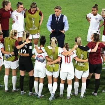 フィリップ・ネヴィルのインスタグラム：「To all my staff and @lionesses  you have been amazing now go and win the Euros with @sarina.wiegman please   Boss x」