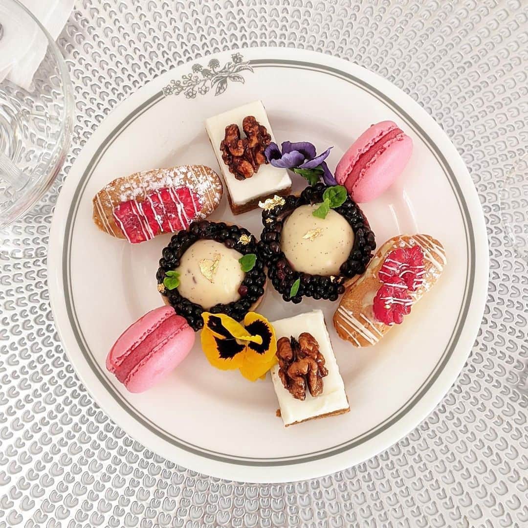 ローラアシュレイのインスタグラム：「Has #BlueMonday got you feeling down? We find it always helps to have something to look forward to!   Our @LauraAshleyTheTeaRoom Gift Vouchers have 15% off for a limited period! Buy now and let the thought of tea and cake get you through this time...」