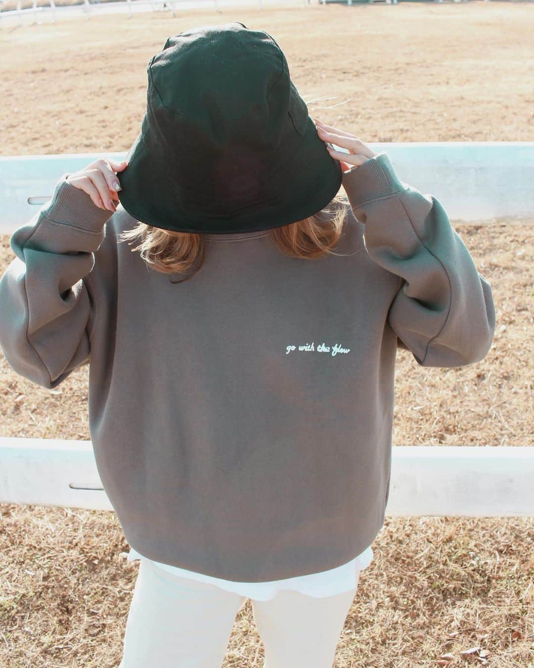 のインスタグラム：「チャコール、ブラウン共に残り2枚になりました🥺✨ 幅広い身長の方にも大きく着て頂けるサイズ感でモチモチ質感最高です♡  color)チャコール　ブラウン size)L.XL price)¥6000送料込 Design by @goyuki_art   attention)ハンドメイドの為一つ一つデザイン異なります。シルクスクリーンの滲みは味としておりますので、ご了承下さい。  DMお待ちしております🤍🤍」