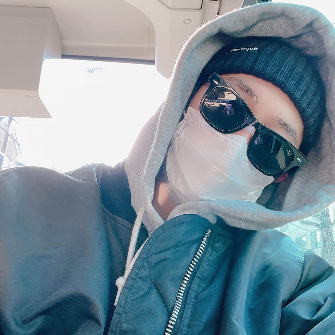 加藤 聖也のインスタグラム：「. 今日の太陽 いつもより眩しかった💥 ( 気がする ) #dayoff #fashion #cordinate  #street #supreme #rayban #verdy #MA1 #太陽の日差しが苦手な人間 #眼が痛え #読みたかった本がどこも売り切れてて悲しかった #観たかった映画もprimevideoになっかたよ😢」