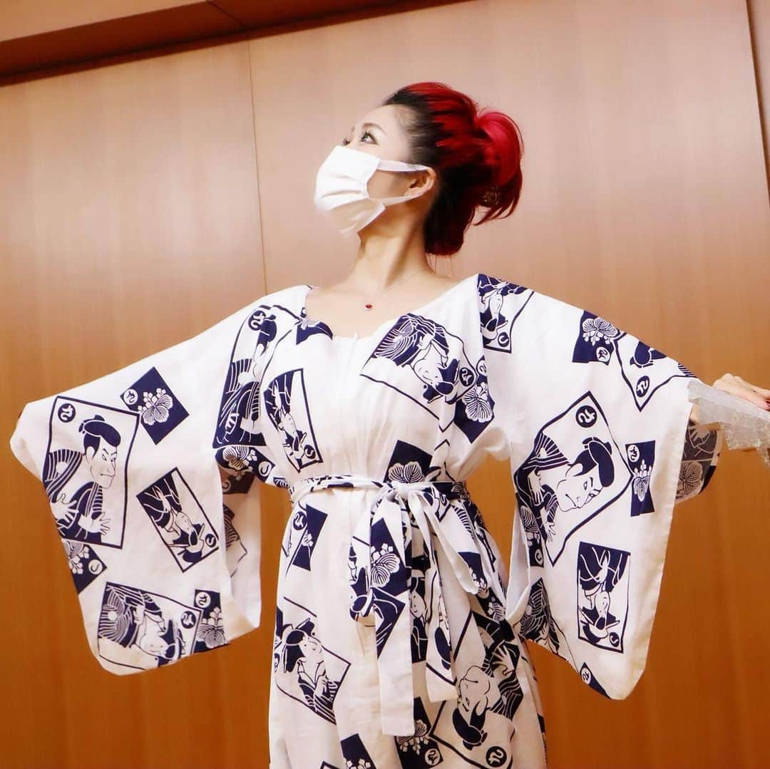 五月千和加さんのインスタグラム写真 - (五月千和加Instagram)「. 久しぶりのお稽古😌✨💕  運動すると気持ちがいいです！ こちらのお浴衣は妊婦さん用に仕立てていただいたものです。  冷やすことは良くないので、 私は中に腹巻や腹帯、骨盤ベルトもしており、レギンスをはいて足袋をはいています。  上は着物の時に着る肌着を身につけています🥰  #お稽古　#日本舞踊　#日本舞踊家　#浴衣　#妊婦　#妊娠5ヶ月　#妊娠6ヶ月　#マタニティ　#マタニティライフ　#マタニティ浴衣　#着物　#オリジナル浴衣　#オリジナル着物　#着付け　#エクササイズ　#ダイエット　#運動　#体作り　#美ボディ　#maternity #maternityfashion #maternitylife #maternitystyle #maternityphoto #pregnant #pregnancy #mama #dance #dancer #japanesedance」1月18日 20時43分 - satsuki_senwaka