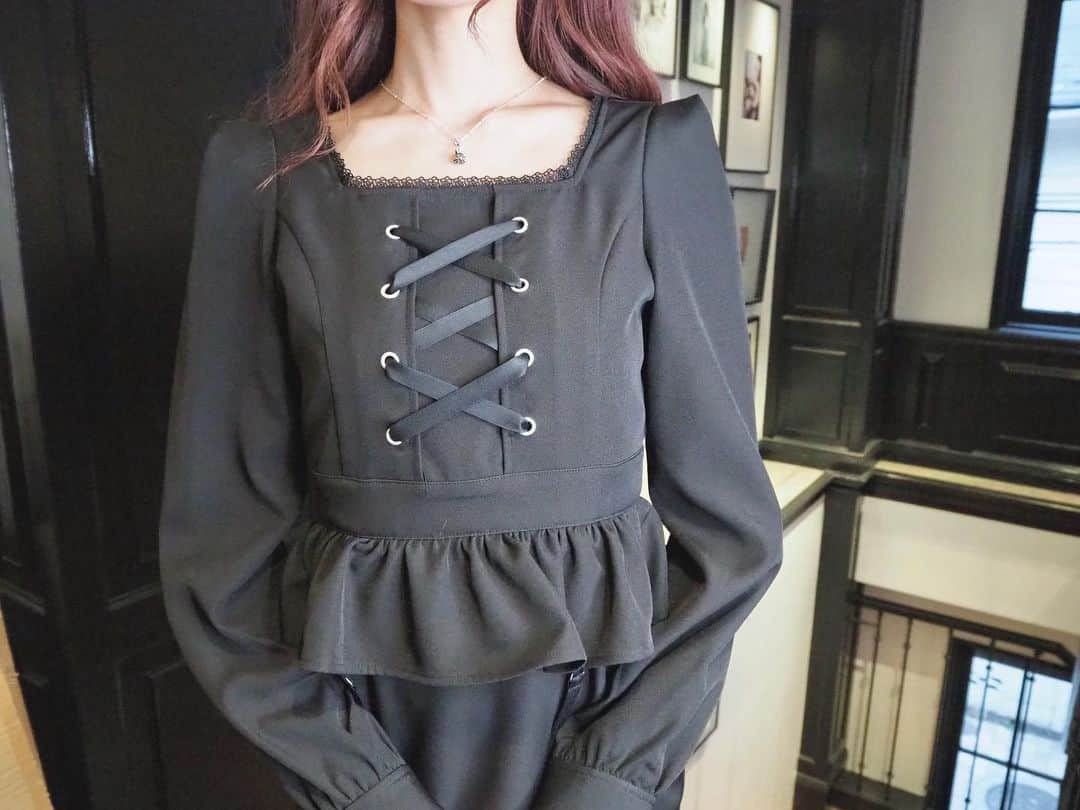 EATMEさんのインスタグラム写真 - (EATMEInstagram)「1.18 update... #EATME #JANUARY #NEW #ITEM . TOP画面のURLからEATME WEB  STOREをCHECK▶︎▶︎▶︎ @eatme_japan . 🌹FRONTレースアップワンピース ¥13,000(＋tax) BLK.PNK.MIX ☑︎SM ※1.19発売予定 . 🌹アイレットショルダーバッグ ¥12,700(＋tax) BLK.PNK.CRM ※発売中 . 🌹ベルテッドパンプス ¥13,000(＋tax) BLK.CRM.MIX ☑︎S/M/L ※発売中 . #EATME_COORDINATE #eatmejapan #イートミー」1月18日 20時44分 - eatme_japan