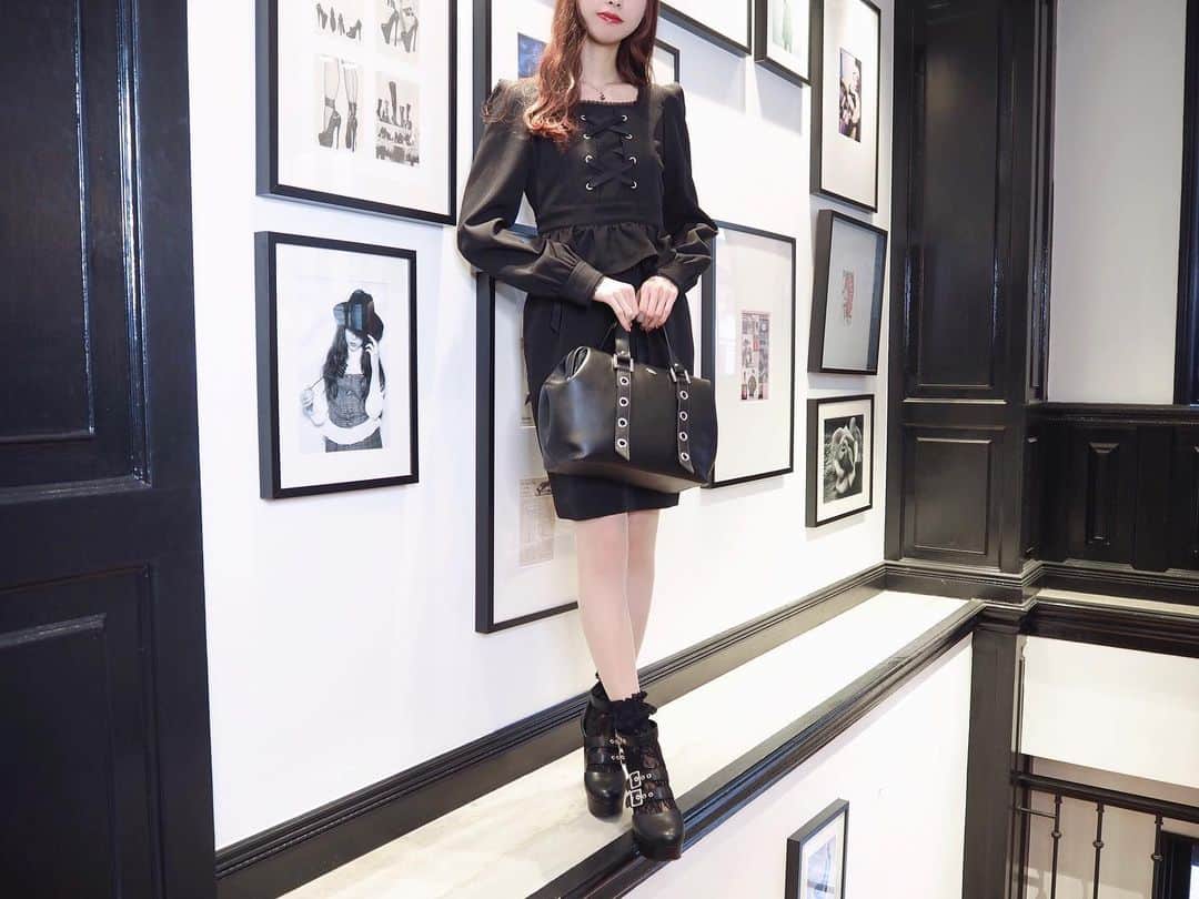 EATMEさんのインスタグラム写真 - (EATMEInstagram)「1.18 update... #EATME #JANUARY #NEW #ITEM . TOP画面のURLからEATME WEB  STOREをCHECK▶︎▶︎▶︎ @eatme_japan . 🌹FRONTレースアップワンピース ¥13,000(＋tax) BLK.PNK.MIX ☑︎SM ※1.19発売予定 . 🌹アイレットショルダーバッグ ¥12,700(＋tax) BLK.PNK.CRM ※発売中 . 🌹ベルテッドパンプス ¥13,000(＋tax) BLK.CRM.MIX ☑︎S/M/L ※発売中 . #EATME_COORDINATE #eatmejapan #イートミー」1月18日 20時44分 - eatme_japan