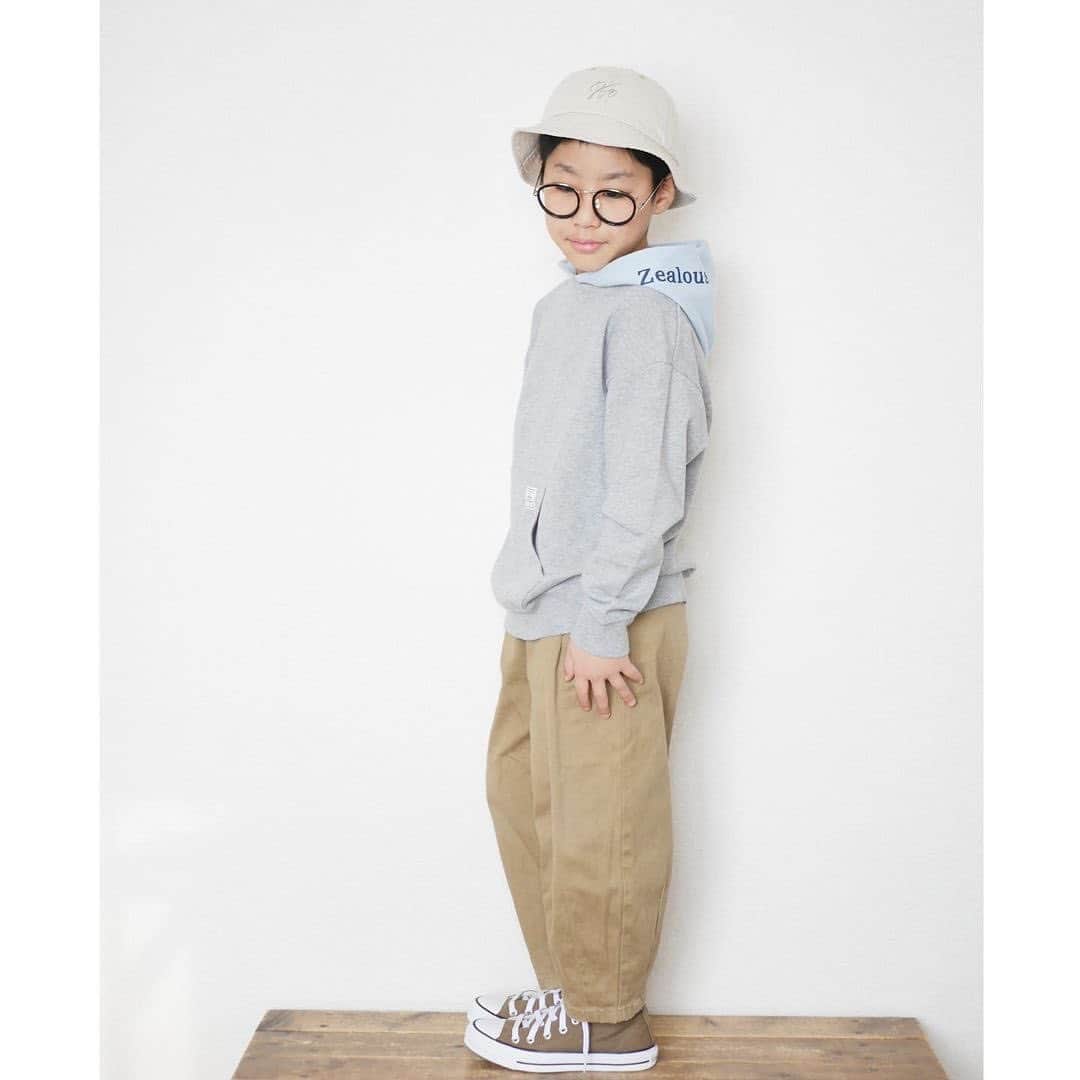GLAZOSのインスタグラム：「. . ///////// pick up items ///////// . @_sk_sk__ 様. 👑裏毛・抗菌防臭配色切替フードトレーナー. . . @ayay__04 様. 👑ダブルフェイス・スタープリントポケット長袖Tシャツ. 👑裏毛・抗菌防臭カラーブロッキングトレーナー. . . @_sk_sk__ 様. 👑裏毛ミニマムトレーナー. . . . #repost #ありがとうございます . カッコ良く着ていただきありがとうございます😍✨ . . #glazos #kidsfashion #kids #kidsootd #kids #kidscoordinate #男の子 #子供服 #wear #小学生男子 #小学生 #ジュニア服 #中学生コーデ #トレーナー #シンプルコーデ #冬服コーデ #春服コーデ #春服」