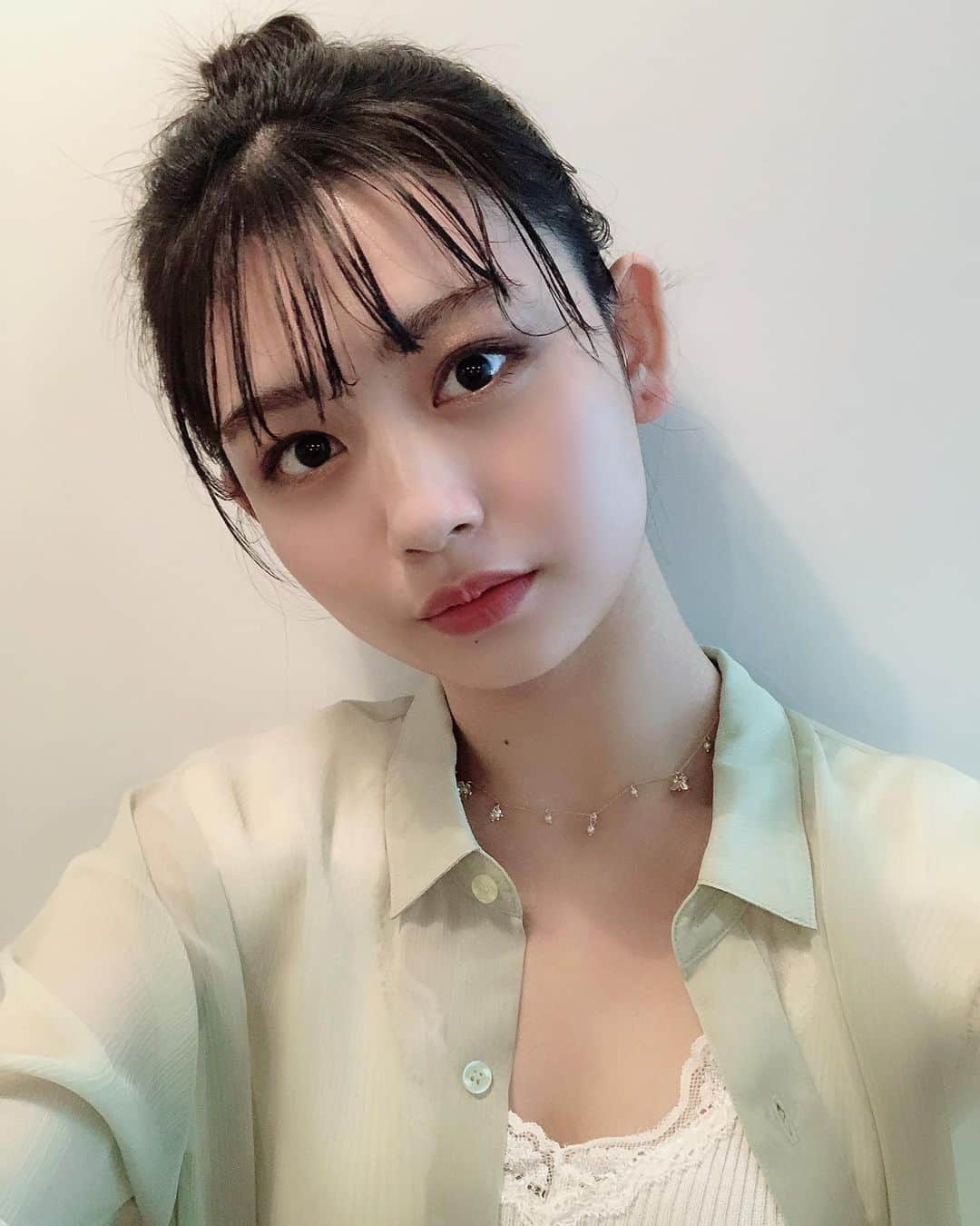 安村真奈のインスタグラム：「大人ヒストリー企画、見てくださいましたか〜？ 私のアップ写真、珍しいでしょっ！ 自分でも気に入ってます💫  ニコラに入りたての頃から根掘り葉掘り…💭 ストリートにガーリーに、何が読者の皆さんに響くのか分からなくて… 悩みながら、流されながら、いろいろ着ていたな〜と、懐かしい気持ちになりました☺︎ 一生懸命な自分がちょっとだけ可愛く見えます。笑 昔を掘り起こされるのは恥ずかしいけどね。！ ちょうど1年前くらいに大人企画をさせて頂いて、これだ！とビビッときました！ それからは大人をキーワードに、私の好きをたくさん発信できて、とにかく楽しかったです❕ 自分の好きを見つけて、好きを貫くって難しいけど、とっても大切な事だなと感じてます。☺︎ 来月号の大人ヒストリー後編も、楽しみにしててね🤍 きっと可愛いページになってます💎  #ニコラ #ニコモ #安村真奈」