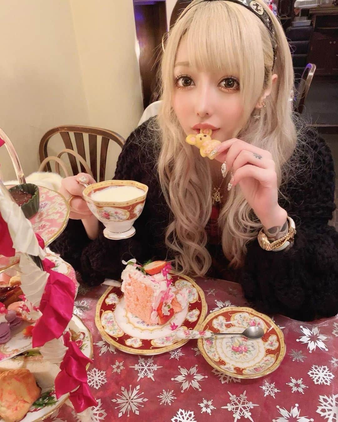 せリかまちょ（奥脇晴梨夏）のインスタグラム：「初アフタヌーンティー☕️🍰*° 目白のアコリットカフェ🥺🎀 ・ ・ #afternoontea #アフタヌーンティー #目白 #アコリットカフェ #キャバ嬢 #キャバクラ #歌舞伎町 #リュアーグ #本日 #出勤 #せりかまちょ」