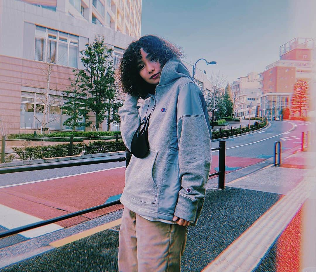 KAEDE さんのインスタグラム写真 - (KAEDE Instagram)「生地の違う所が可愛い🐘🤍  #streetstyle #streetfashion #street #streetwear #streetgirl #ハワイアンジュエリー#スパイラルパーマ #スパイラル #spiralperm #パーマ　#でんでんの今日の私服　 #ストリート系女子 #ストリートファッション　#ストリートコーデ　 #カジュアル #カジュアルコーデ 　#オーバーサイズ　#asianzdancers #メンズライク　#champion #パーカー女子　#チノパン」1月18日 20時47分 - chu_z_kaede