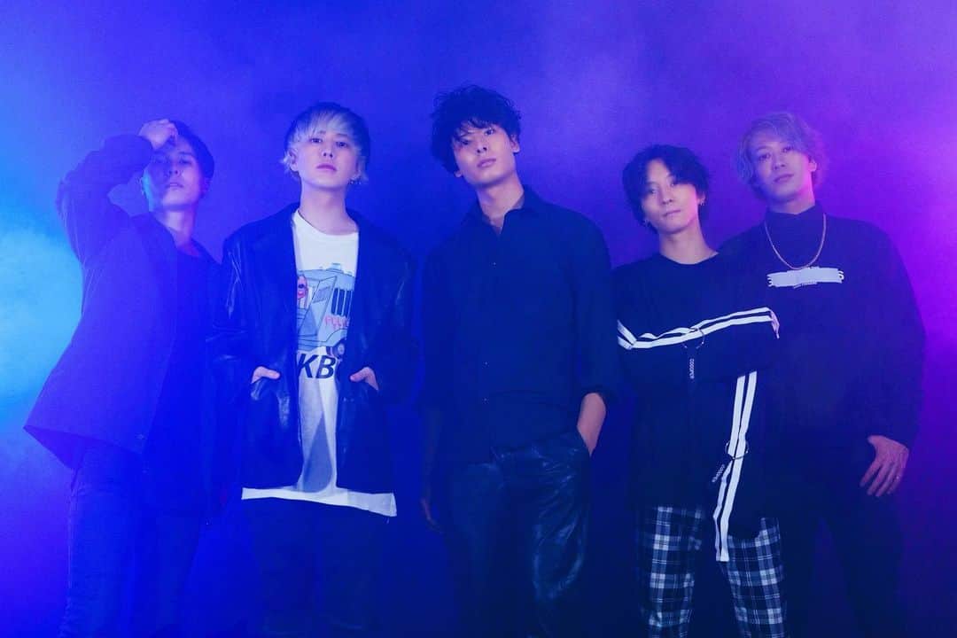 のインスタグラム：「⚡️🏴‍☠️新ビジュアル公開🏴‍☠️⚡️(Dark Ver.) ・ ・ ・ ・ ・ ・ #THISVERYDAY #ディスベリ #邦ロック #邦ロック女子 #邦ロック好きと繋がりたい #邦ロック好き #邦楽ロック #邦楽ロック好きな人と繋がりたい #インディーズバンド  #mv撮影 #バンド #バンド好きな人と繋がりたい  #ロックバンド #エモい #エモ  #サーキット #オンラインライブ #ライブ #ライブハウス #バンドマン #バンドtシャツ #フェス #フェスコーデ #アー写 #ライブキッズ #アーティスト写真」