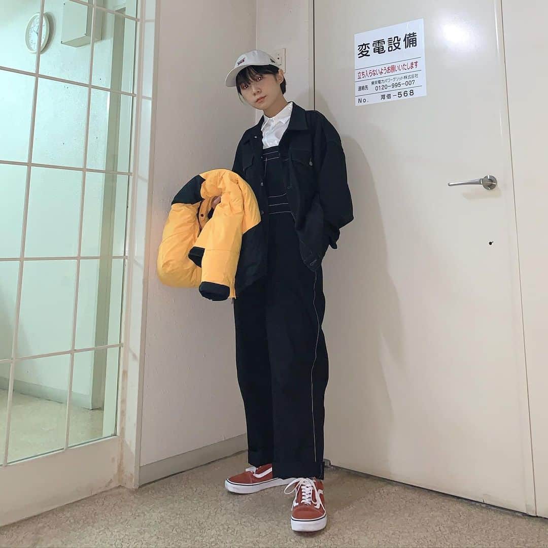 のインスタグラム：「今日はオーバーオールもジャケットもブラックで合わせたボーイッシュコーデ👦🏻✨ シャツがよく見ると光沢あって、お上品な雰囲気にしてくれてます。 . キャップ：#newera シャツ：#17kg オーバーオール：#riberry ブルゾン：#casperjohnaiver  スニーカー：#vans(#beautyandyouth ) アウター：#FIRSTDOWN . . #ootd #ボーイッシュ #メンズライク #ダウンコーデ #ダウンジャケット #オーバーオール #白シャツコーデ #ボーイッシュコーデ #メンズライクコーデ」