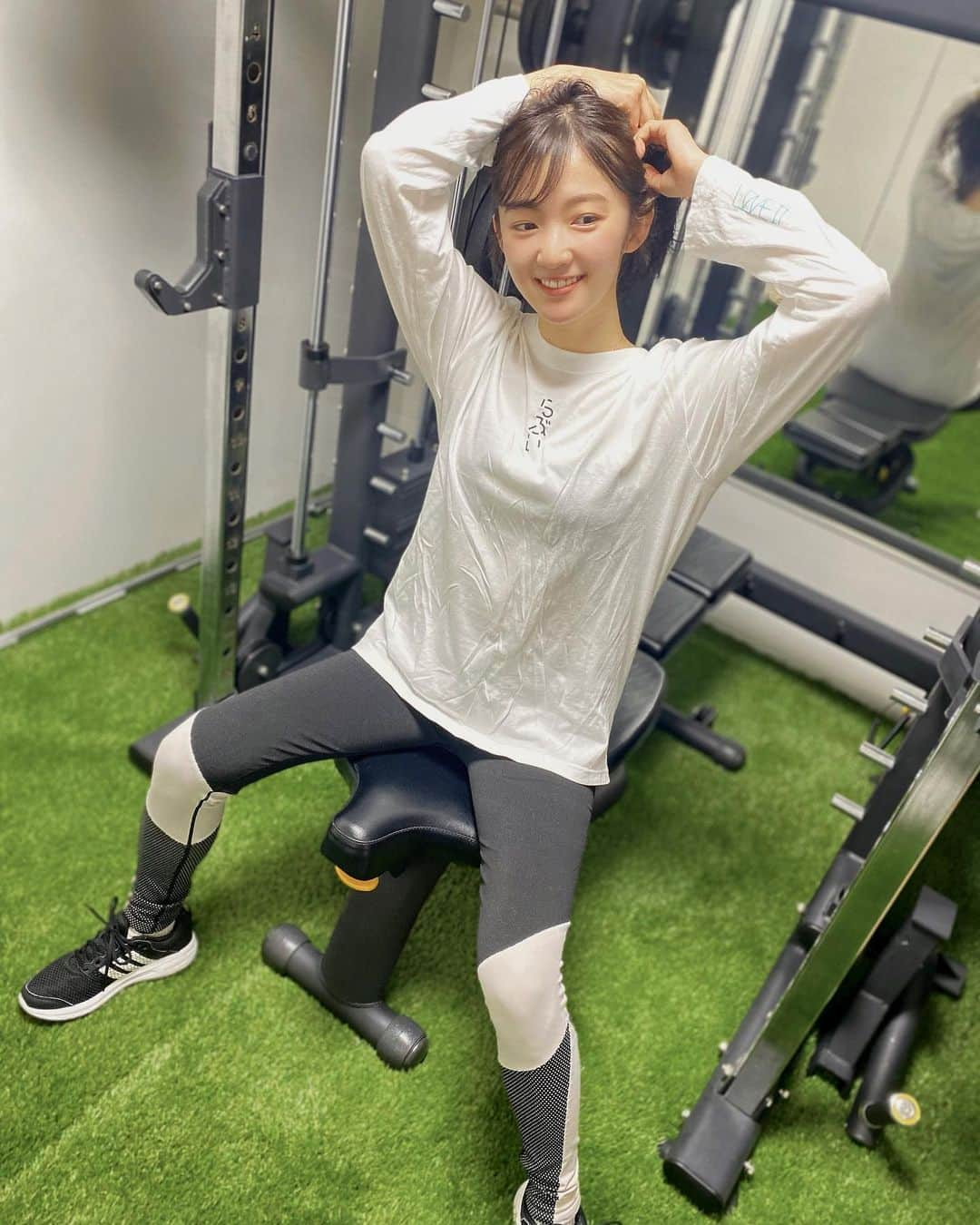 神谷由香さんのインスタグラム写真 - (神谷由香Instagram)「遅ばせながら…﻿  トレーニング始めでした🏋️‍♀️✨﻿ ﻿ 今日は下半身と腹筋！﻿ 久しぶりにすると年末上がっていたはずの﻿ バーベルが上がらなくなってる…🥵﻿ 筋トレ日々頑張ってても、しなくなると﻿ 筋肉量は2週間で筋肉は右肩下がりだそう😓﻿ ﻿ 2021年は気合を入れてメリハリセクシーボディ 目指します！誓います！🙋‍♀️✨﻿  @idealfit.official ビシバシお願いします😡🔥 ﻿ ロンTはお仕事でもお世話になってる﻿ @html_zero3  さんの👕✨﻿ トレーニング初めは寒いけど筋トレしてると﻿ 身体燃えてくるからロンTくらいが丁度いい🙆‍♀️﻿ ﻿ （ぎゅうぎゅうで鞄の中入れてたらシワシワに なってしもうた🙇‍♀️笑）﻿ ﻿ みんな一緒にダイエット頑張ろう〜🥺﻿ ダイエット部募集🏃‍♂️﻿ ﻿  4個目動画、腹筋で振りかぶったら腕ぶつけて いい音なった🔔  #ダイエット　#筋トレ　#トレーニング　#workout #腹筋 #メリハリボディ #プロテイン　#筋トレ女子 #筋トレダイエット #神谷由香 ﻿」1月18日 20時48分 - kamiya_yuka_