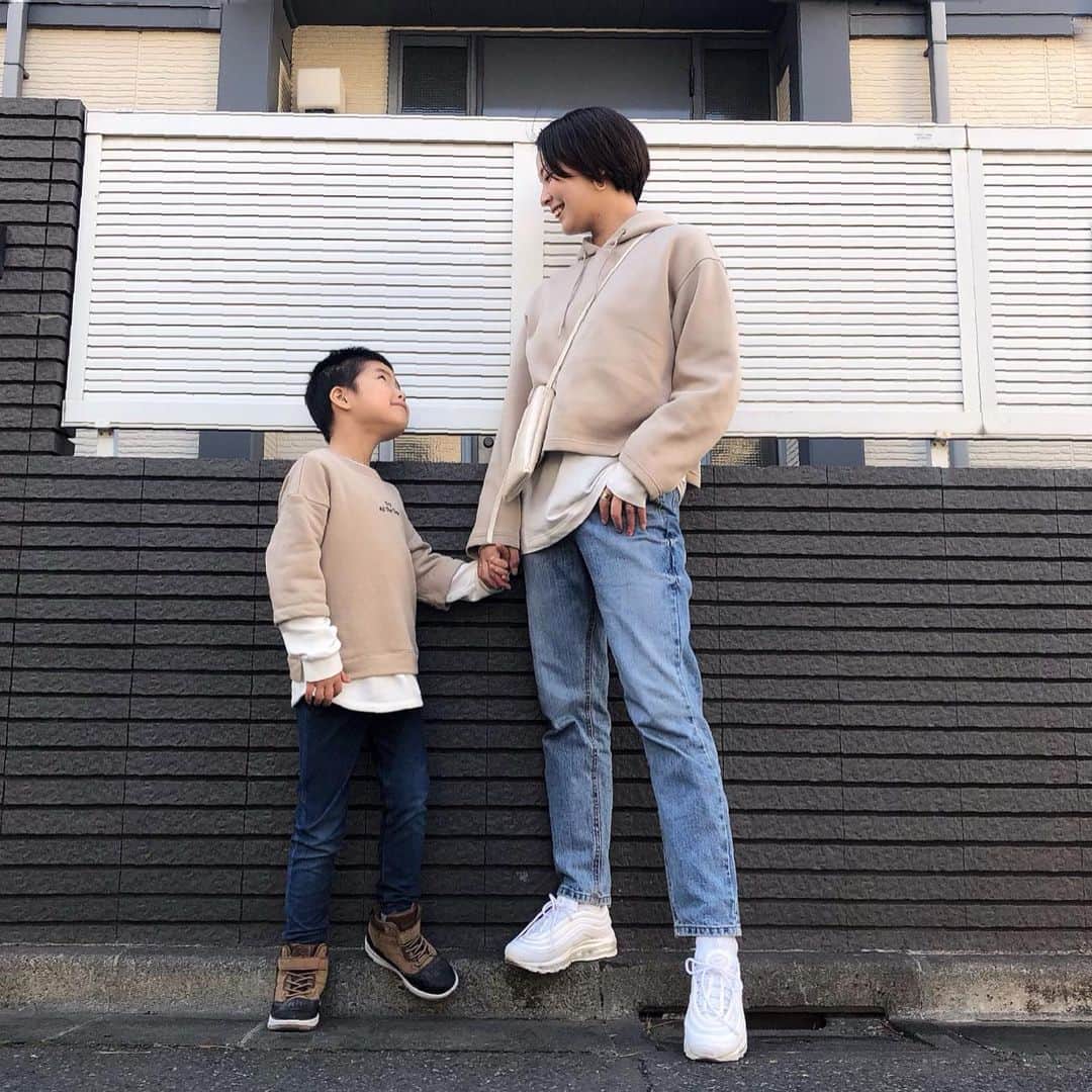 lily112988さんのインスタグラム写真 - (lily112988Instagram)「: #outfit . . 週末 ちょっと早い 息子のバースデーパーティ🎂  なので 久々にリンクコーデ💕💕  mama tops @uniqlo #ウルトラストレッチドライスウェットプルパーカ  #ヒートテックコットンクルーネックt MEN'S denim @ua_greenlabel  shoes @nike.__shoes   boy tops @gu_for_all_  denim @uniqlo_ginza #ヒートテックウルトラストレッチスリムフィットパンツ  shoes @abcmart_kids #airmax97  . . . #ユニクロキッズコーデ2020fw #uniqlokids2020fw #uniqlokids #ユニクロキッズ #ユニクロキッズコーデ #キッズコーデ #キッズファッション #親子コーデ #リンクコーデ #uniqlo #uniqloginza #ユニクロ #ユニクロコーデ #ママコーデ #ママモデル #大人カジュアル #locari #アラサーコーデ #ロカリ #greenlabelrelaxing #gu_for_all #gukids #ショート女子 #ハンサム女子 #ショートカット」1月18日 20時52分 - lily112988