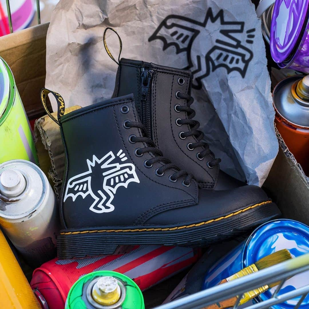 ドクターマーチンさんのインスタグラム写真 - (ドクターマーチンInstagram)「DR. MARTENS x KEITH HARING. Keith Haring’s impact on the art community was unparalleled. Even those who aren’t familiar with the name are familiar with his work. Shattering boundaries and paving the way for new wave of creative activism, his art speaks to people. Whatever form it's in. The new Dr. Martens x Keith Haring collection, will be available in Adult and Kids styles on 22.01. • • •  ©️ Keith Haring Foundation. Licensed by Artestar, New York」1月18日 21時00分 - drmartensofficial