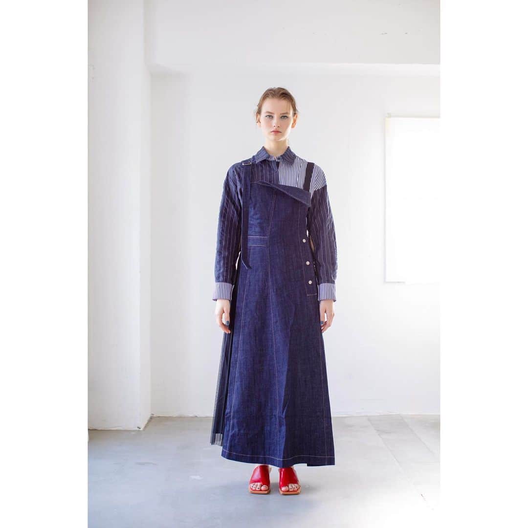 のインスタグラム：「【AULA AILA 2021 SS COLLECTION】  ASYMMETRY PLEATS JUMPER SKIRT	 COLOR: WHITE/BLACK/BLUE/INDIGO SIZE:0/１ ¥23,000　  STRIPE SHIRT DRESS  COLOR: OFF WHITE/BLUE/NAVY SIZE:0 ¥19,000   ✔️OFFICIAL WEB STOREにて先行予約会を開催中！期間中ご予約いただいたお客様に、ポイント20倍をプレゼント！是非この機会にお買い求めくださいませ。」