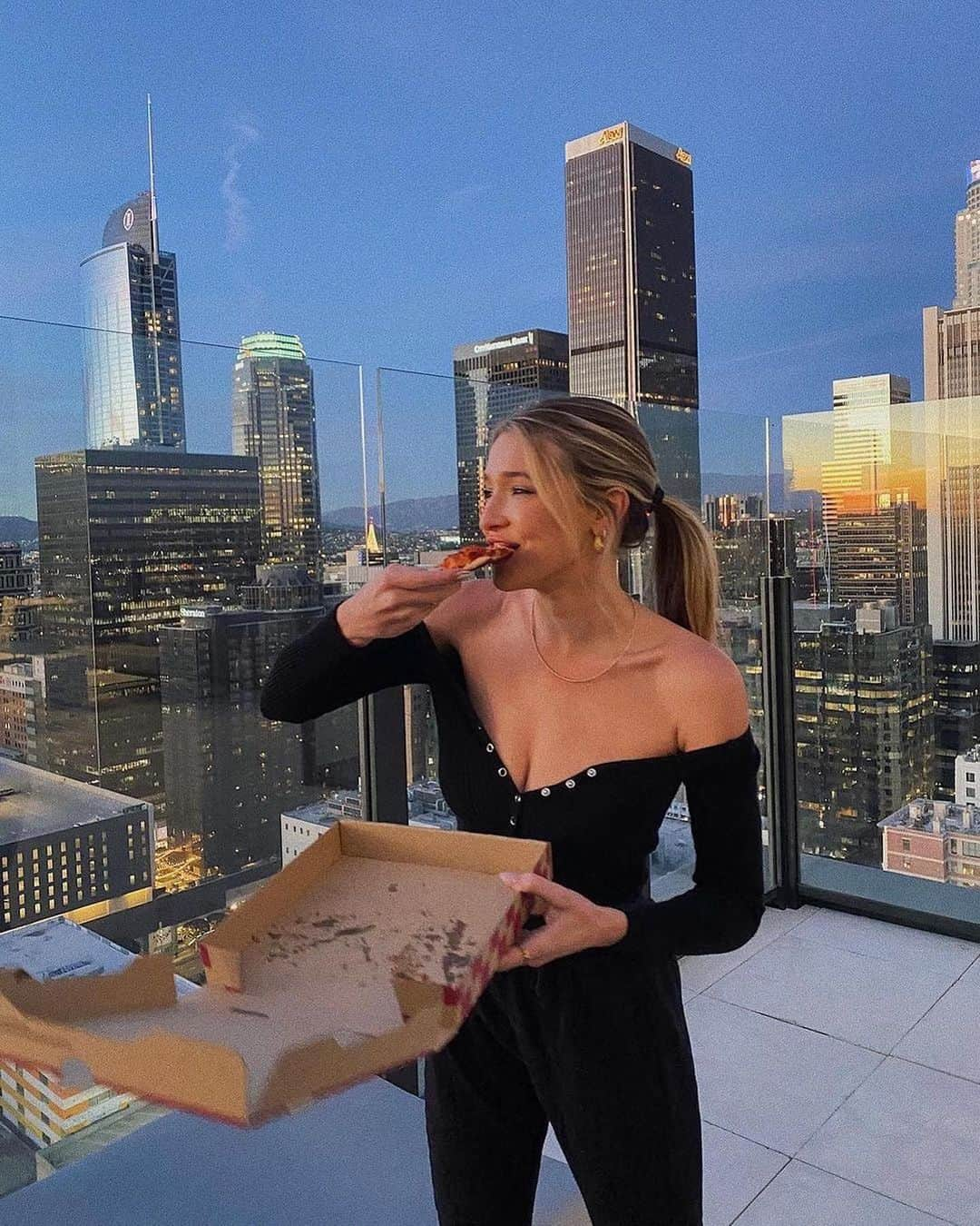 Beginning Boutiqueさんのインスタグラム写真 - (Beginning BoutiqueInstagram)「Weekends 🍕 Babe @paytonsartain spotted in the exclusive Spears Button Down Top Black!」1月18日 20時57分 - beginningboutique