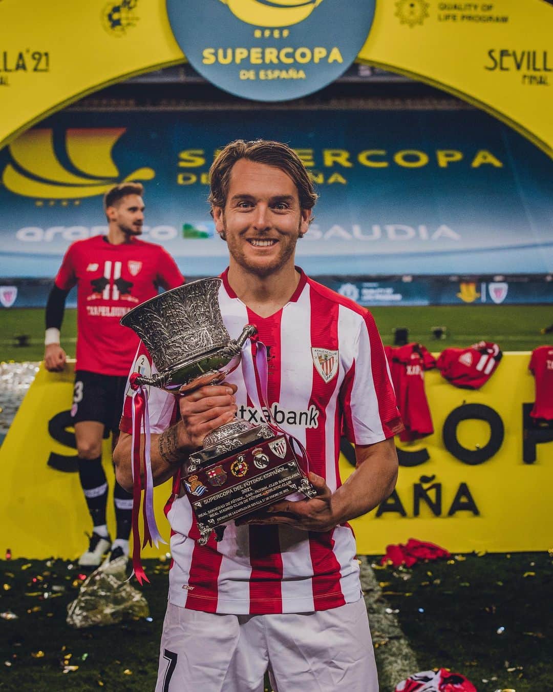 イバイ・ゴメスのインスタグラム：「Y ya van 2 🏆 (2015,2021) 🔴⚪️ También por y para MI GENTE.  Mi familia; @ingridbetancor , Aiala, Marko, Aita, Ama, amama 💫 , etc...  Mis amig@s; sabéis de sobra quienes sois.  Ahora más que nunca, gracias por ayudarme a sostener la ilusión intacta y las ganas de crecer en los momentos complicados. Gracias por arroparme día tras día.🙏🏻 Siento de corazón, que cada alegría como esta, es en gran parte gracias a vosotr@s.  ¡Y no quiero parar de intentar de ser mejor! 💪🏼 ¡OS QUIERO! ❤️」
