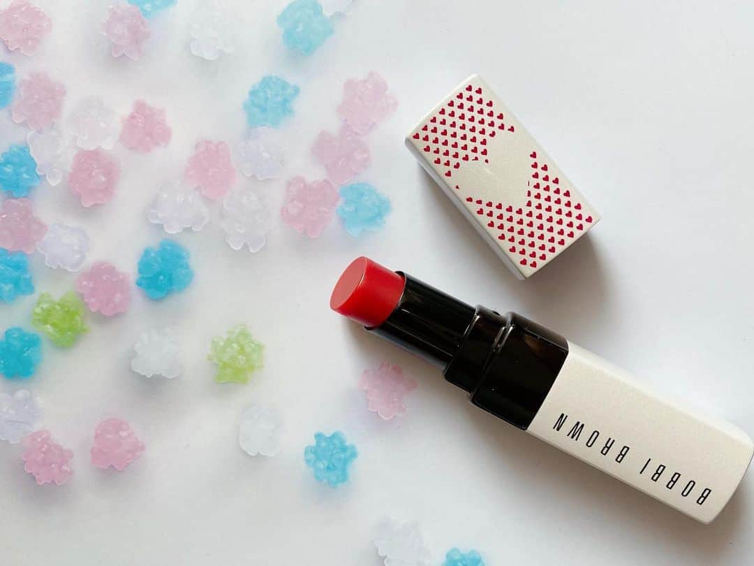 鈴木りんだのインスタグラム：「▶︎BOBBI BROWN / エクストラリップティント L01 ベアラズベリー  こっくり重く付く(？)リップよりも、やっぱりなんだかんだこういうリップクリームみたいな硬さのシアーーって伸びるリップが大好き(語彙力)  #ボビイブラウン #bobbibrown #エクストラリップティント #リップ #lip #lipcream #liptint #ベアラズベリー #デパコス #コスメ #cosmetics」