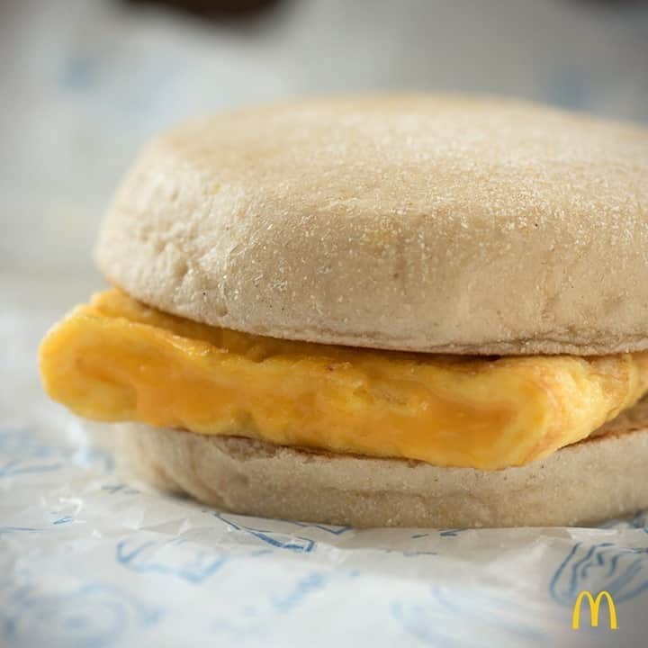 McDonald's Philippinesのインスタグラム：「Wake up with a warm and filling Cheesy Eggdesal and start the day right!  Order for tomorrow via McDonald’s Dine-In, Take Out, Drive-Thru, or Pick-Up. You can also order via the McDelivery PH App, website, or call 8888-6236 (NCR).」