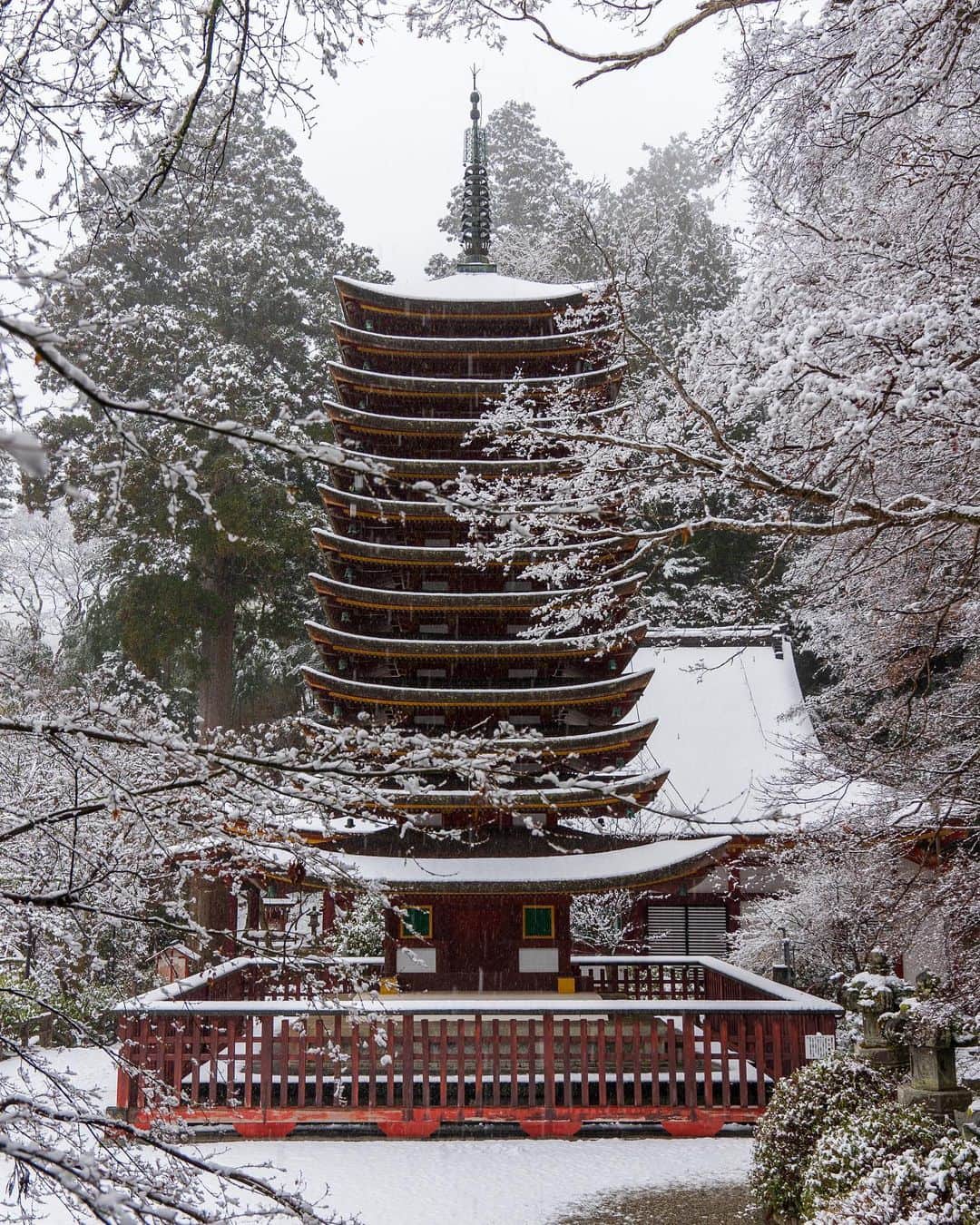 Koichiのインスタグラム：「Change during 2 months  Snow scene and autumn leaves.  Which do you like better?  Snow scene / 01.12.2021 Autumn leaves / 11.12.2020  色鮮やかな紅葉から2ヶ月後。 ここは雪景色もいいなぁ。  #BeautifulJapan #Hellofrom #Nara #談山神社 #奈良  .」