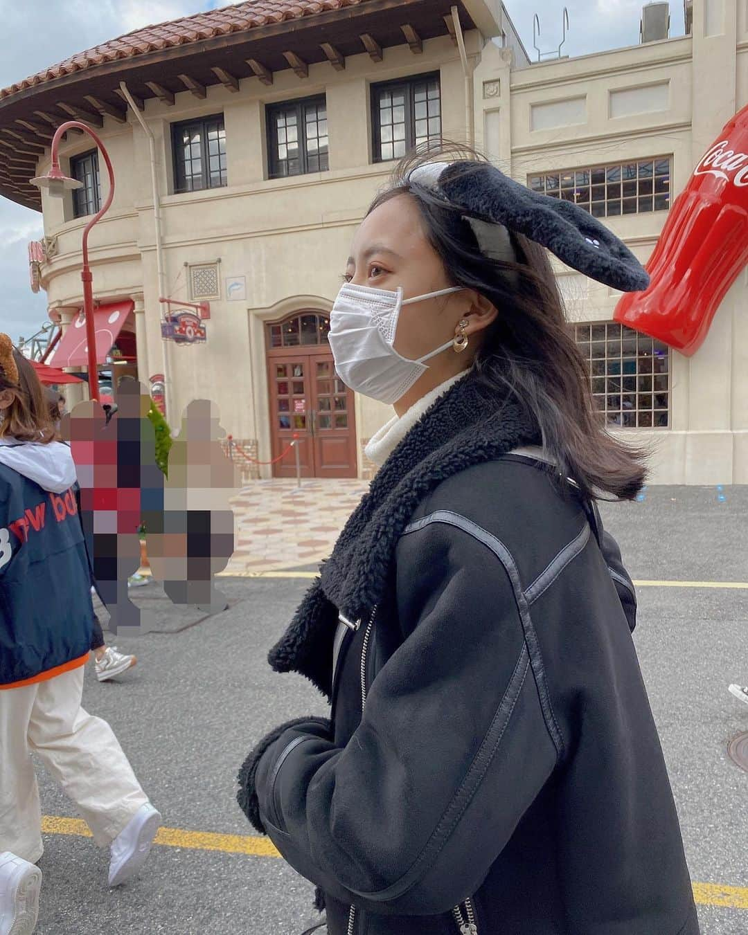 大槻りこさんのインスタグラム写真 - (大槻りこInstagram)「だいぶ前に行ったUSJ🎢 . . めちゃくちゃ楽しかった❕ 食べ物も美味しかったし、乗り物も最高だし、カチューシャとか建物も可愛かった🎠🤍 . ※ちなみに1枚目の後ろの子は友達ﾀﾞﾖ♡ . . #usj #universalstudiosjapan #大阪  #usjコーデ #モノクロコーデ  #zara #grl #marcjacobs  #instagood #fyp #fashion」1月18日 21時07分 - riko_ohtsuki