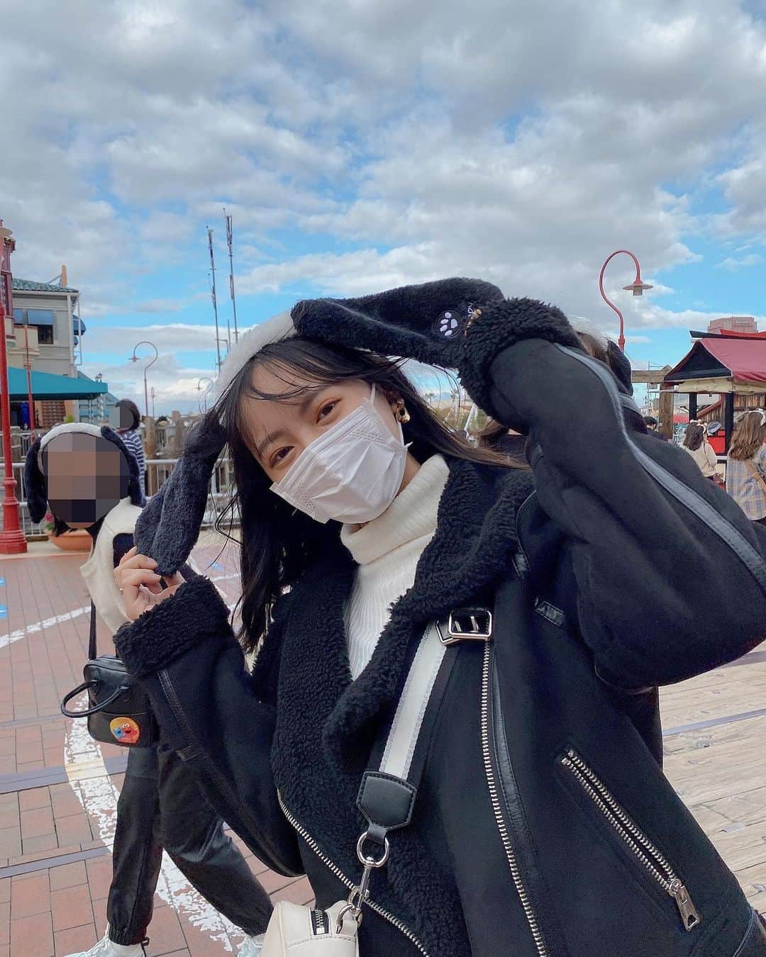 大槻りこのインスタグラム：「だいぶ前に行ったUSJ🎢 . . めちゃくちゃ楽しかった❕ 食べ物も美味しかったし、乗り物も最高だし、カチューシャとか建物も可愛かった🎠🤍 . ※ちなみに1枚目の後ろの子は友達ﾀﾞﾖ♡ . . #usj #universalstudiosjapan #大阪  #usjコーデ #モノクロコーデ  #zara #grl #marcjacobs  #instagood #fyp #fashion」