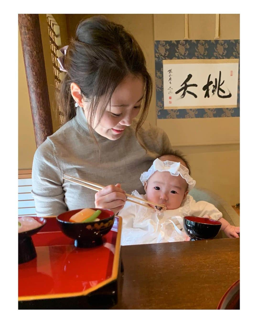 森直美のインスタグラム：「生後１００日のお食い初め🥢こんなご時世なので家族３人でお祝いしました。 ３ヶ月でかなり成長したなぁ👶🏻パパとママになって３ヶ月、こちらはまだまだ初心者です。  たくさん笑って大きくなってね😊  #新米ママ#女の子ママ#女の子ベビー#令和2年ベビー#10月7日生まれ#生後3ヶ月#0歳#育児記録#成長記録#新米ママと繋がりたい#赤ちゃんのいる生活#お食い初め#三瀧荘」