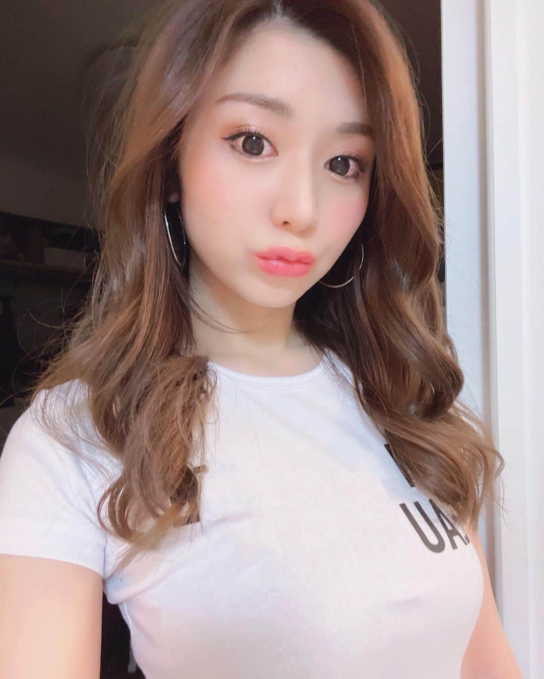 TOMOYOのインスタグラム：「白T派？黒T派？ #載せる写真がないから自撮りをアップする人 #最近の1番の楽しみは日曜日の進撃の巨人を見ること #私は白T派です」