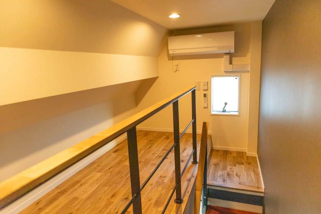 せたがやクラソンのインスタグラム：「『NEO木造アパート 201』﻿ ﻿ ・東急田園都市線駒沢大学駅 徒歩10分 ・9.5万円・20.73㎡・1K ___________________________________________________________________﻿  駒沢公園駅から徒歩10分。 新しく建ったばかりのアパートをご紹介。 場所的には松陰神社前と駒沢の中間くらいです。 ゆとりがあれば世田谷線から帰るのもありですね。 駒沢と松陰神社前の差を楽しむ日々。  お部屋の近くには世田谷美術館の分館。「向井潤吉アトリエ館」があります。 そんな美術館の近くということで、閑静な住宅街なのです。  でも、「木造のアパート」というワードだけで、「お隣の音」なんかが気になるかもしれませんが、角部屋であるということと、そして隣の部屋の方に階段があるので、ここならそんなに気にならないのでは！と予測します！ 新築だし、壁に断熱材がぎゅっと詰め込んであることを期待…！  無垢素材の階段を登れば、小さなロフト。奥にハンガーラックもあるのでここにも服がかけられますね〜。カーテンレールも付いてるので、「いざ！！！！」という時には隠せます。何事にもムードが大事!  全体的にコンパクトな部屋なのに、サニタリーはしっかりしていて、トイレの後ろに棚があったり、お風呂が結構広かったり。 実際生活してて、ここの動線が使いやすいのが何気に一番ストレスにならないかも。 洗面台があるってだけで、朝の準備が違いますからね。  ただの木造アパートではない、NEO木造アパートで、新しい自分へ！  ▼この物件の詳細、﻿ そのほかのお部屋はプロフィールのリンクから﻿ @setagayakurasson﻿ ___________________________________________________________________﻿ ﻿ 「オンラインでお部屋探し」スタートしました！ ご相談お待ちしております。 ﻿ ﻿https://setagayakurasson.com/online _____________________________________________________________________﻿ ﻿ #せたがやクラソン #せたがやンソン #賃貸 #お部屋探し #オンラインお部屋探し #引っ越し #内見 #部屋 #ワンルーム #ひとり暮らし #ふたり暮らし #好きな街 #暮らしを楽しむ #キッチン #家具 #世田谷 #賃貸インテリア #リノベーション #コンシェルジュ #世田谷のお部屋探し  #田園都市線 #駒沢大学 #松陰神社前 #暮らしを楽しむ #ロフト #無垢フローリング #朝のルーティン #木造アパート #新築 #美術館」